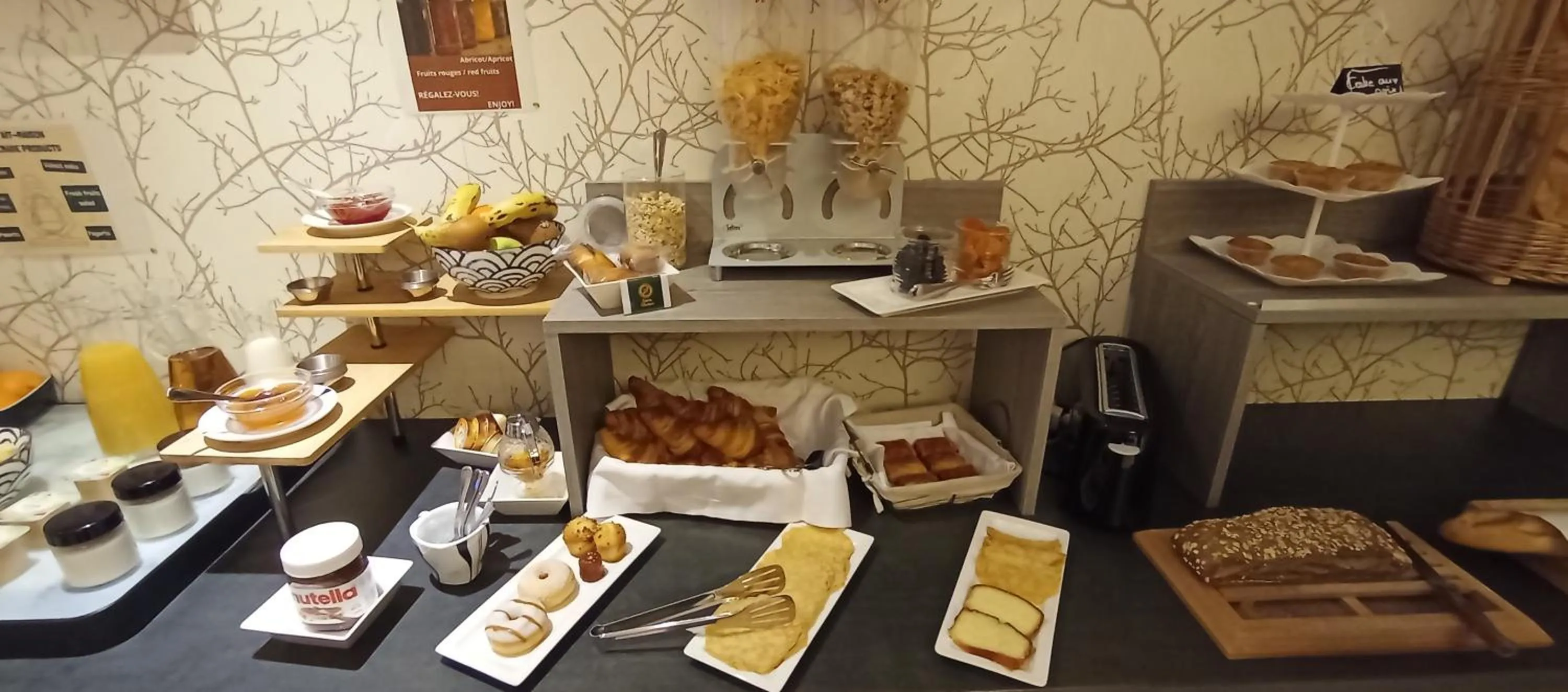 Breakfast in Logis Hôtel Restaurant La Vieille Auberge, Art and Gallery