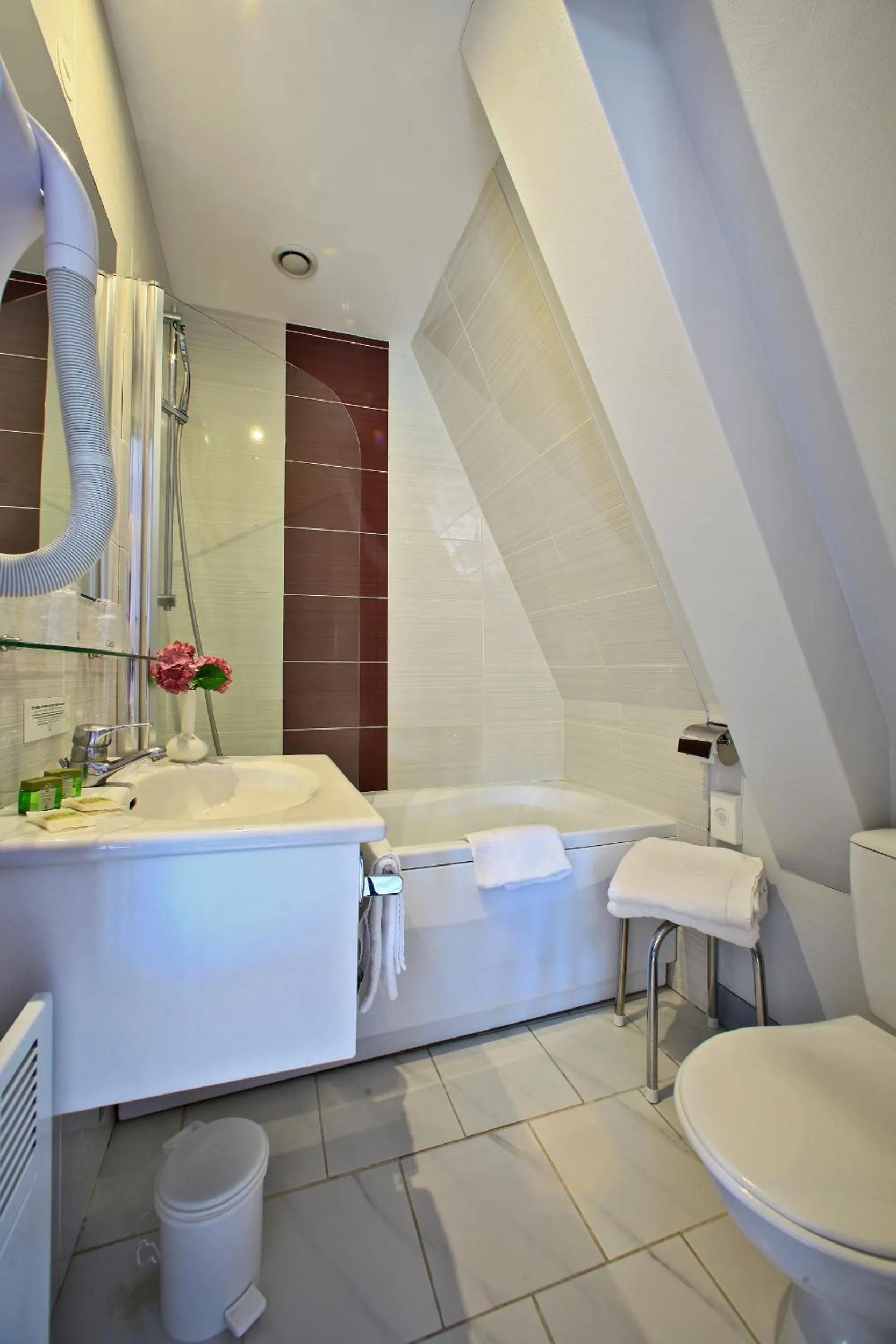 Bathroom in Logis Hôtel Restaurant La Vieille Auberge, Art and Gallery