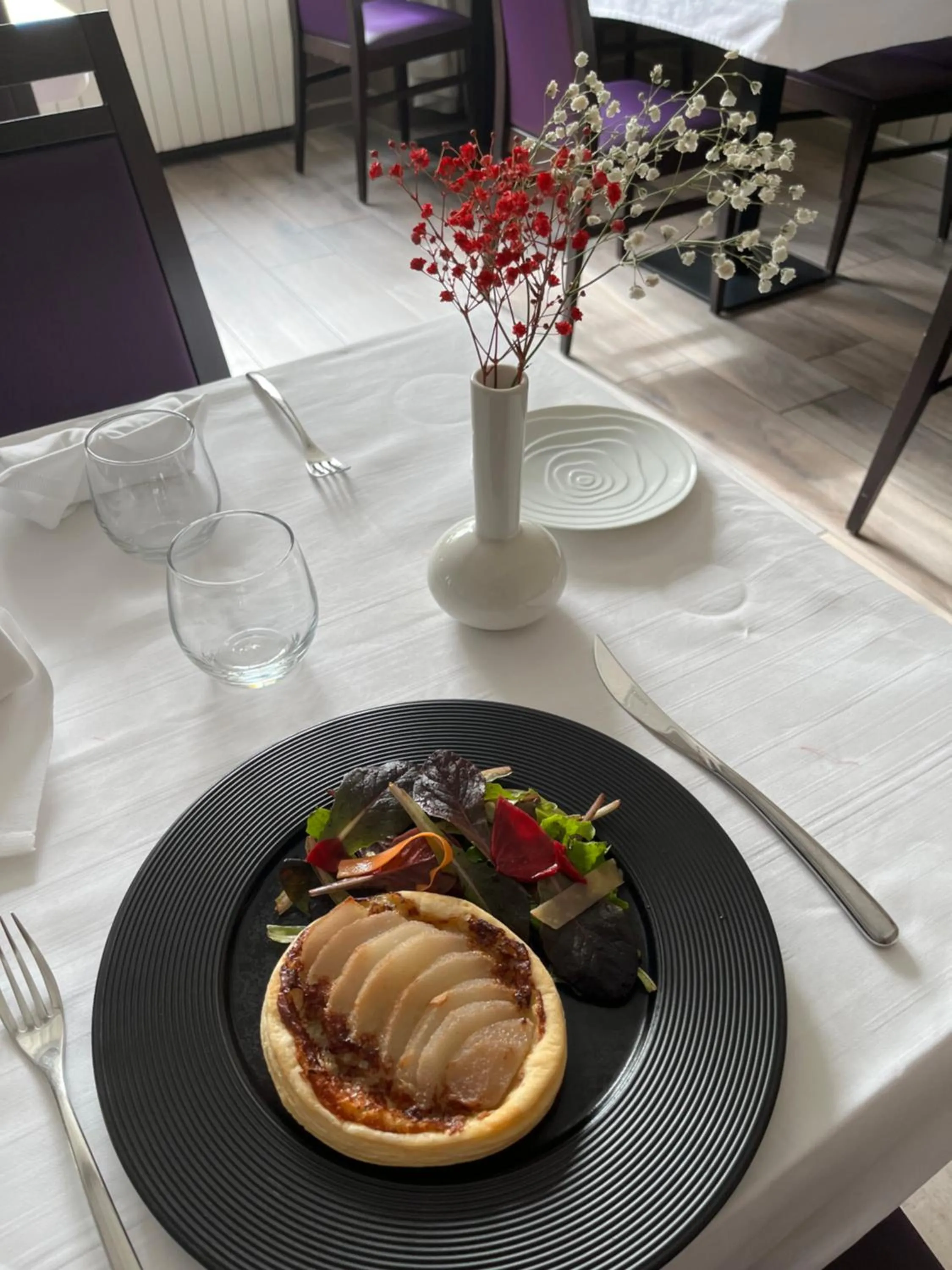 Restaurant/places to eat in Logis Hôtel Restaurant La Vieille Auberge, Art and Gallery