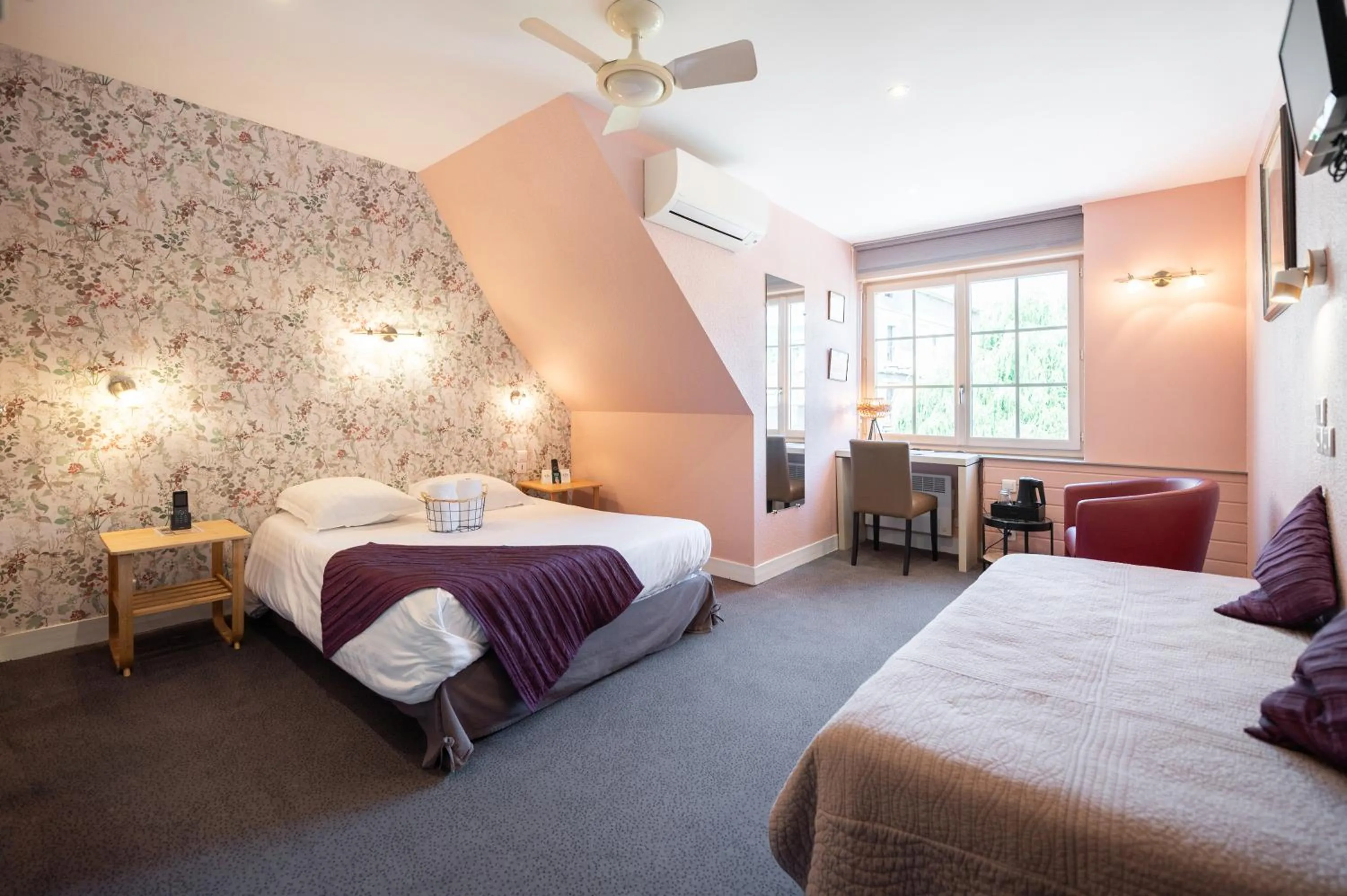 Photo of the whole room, Bed in Logis Hôtel Restaurant La Vieille Auberge, Art and Gallery