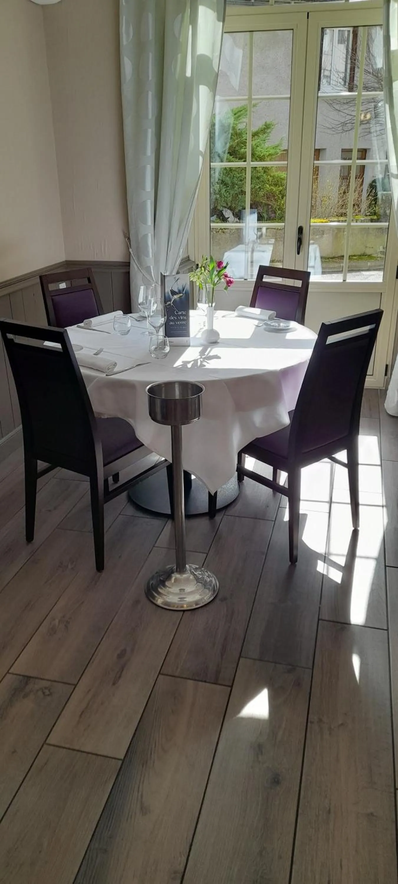 Restaurant/places to eat in Logis Hôtel Restaurant La Vieille Auberge, Art and Gallery