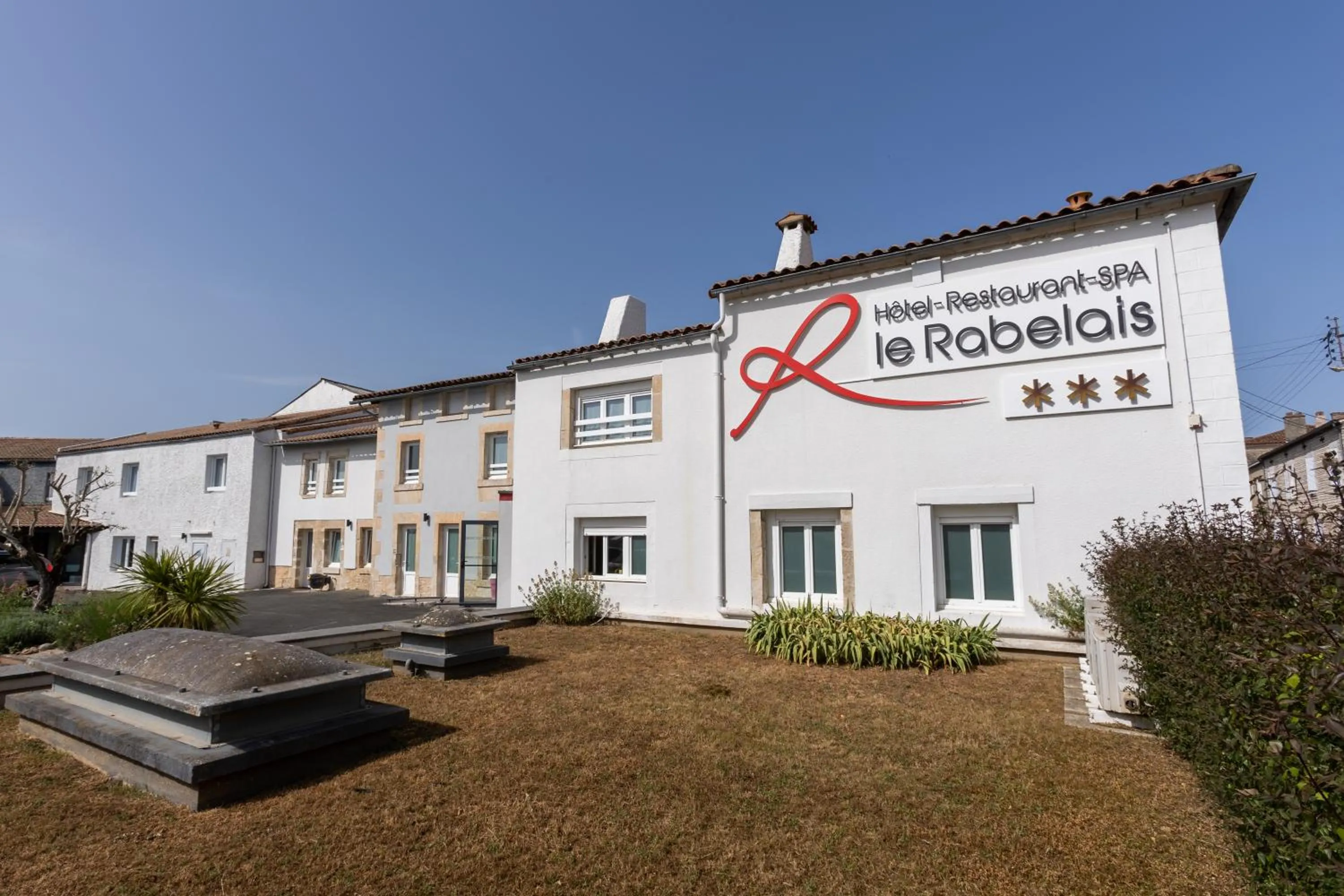 Property building in Logis LE RABELAIS Hôtel- Restaurant - SPA