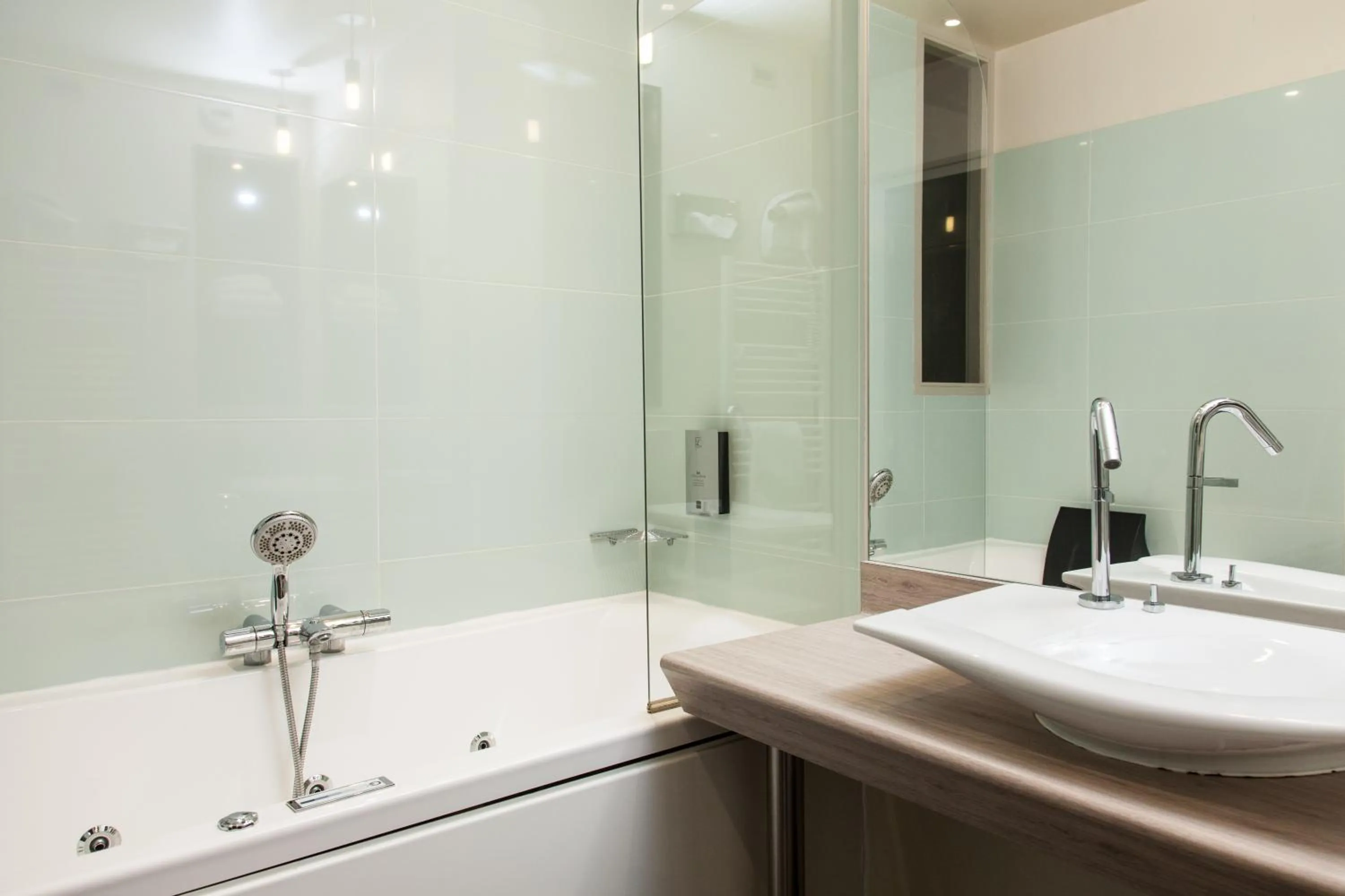 Bathroom in Logis LE RABELAIS Hôtel- Restaurant - SPA