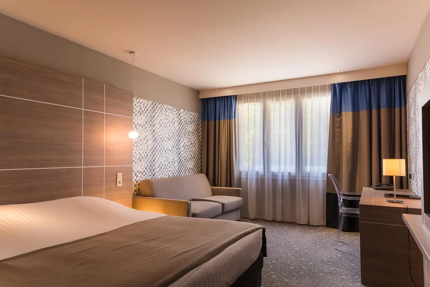 Bed in Logis LE RABELAIS Hôtel- Restaurant - SPA