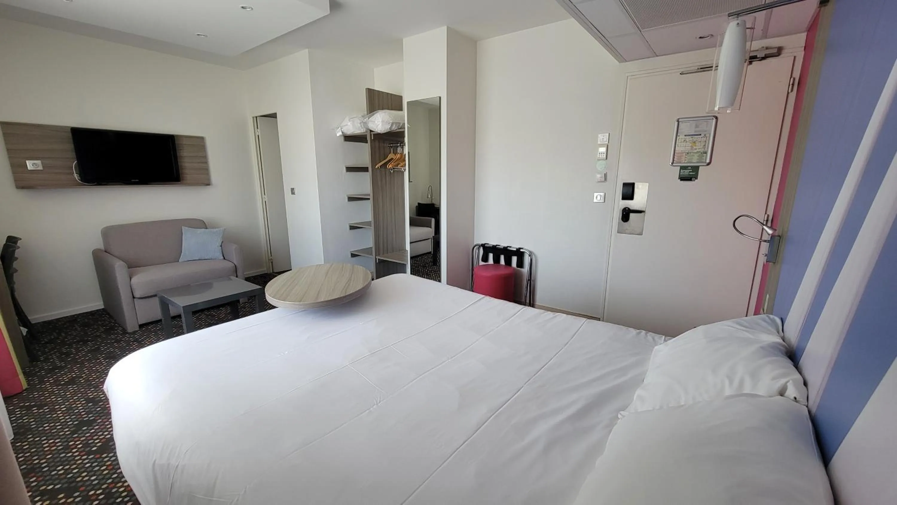 Bedroom, Bed in ibis Styles St Gilles Croix de Vie centre-ville