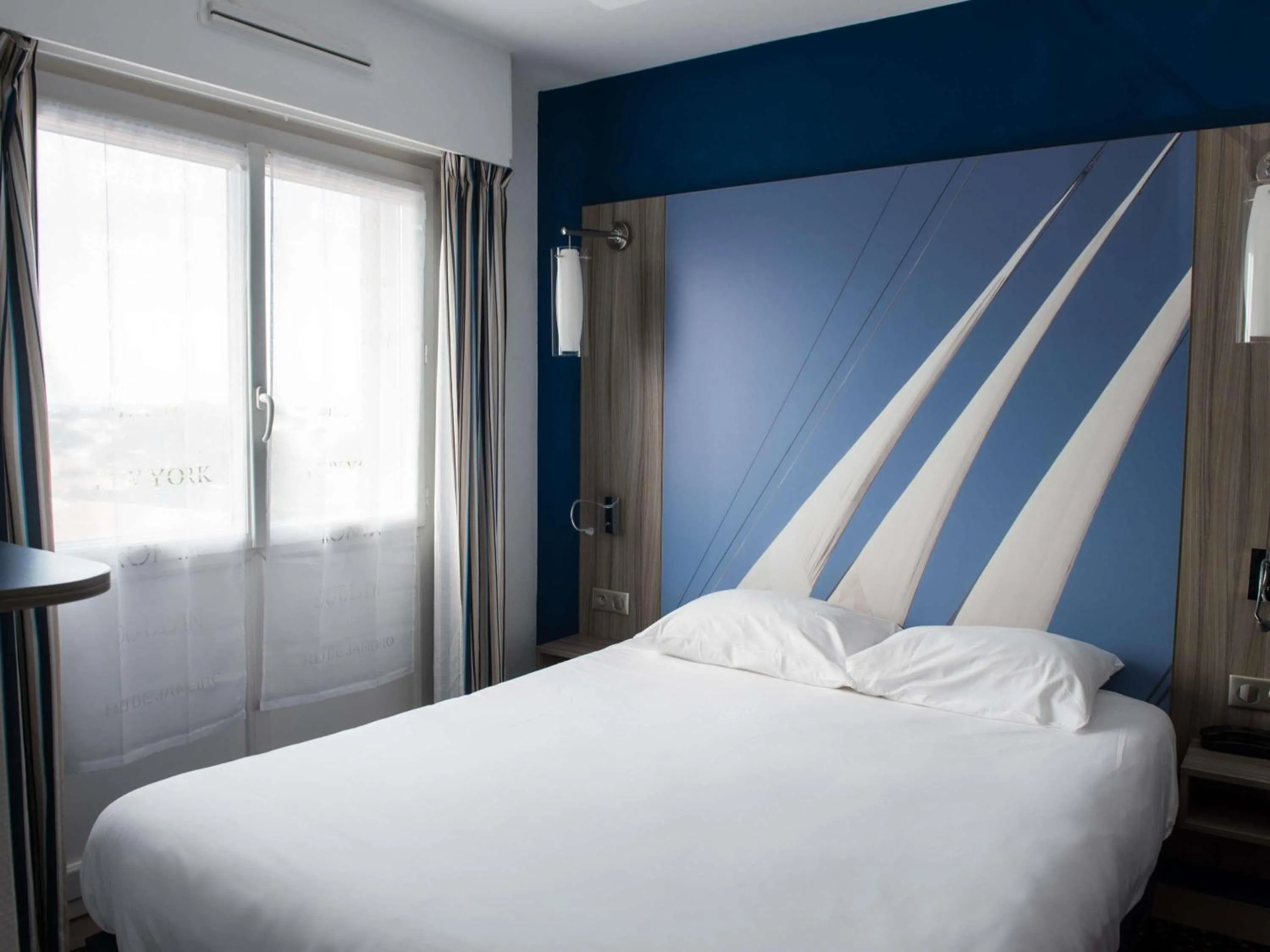 Bedroom, Bed in ibis Styles St Gilles Croix de Vie centre-ville