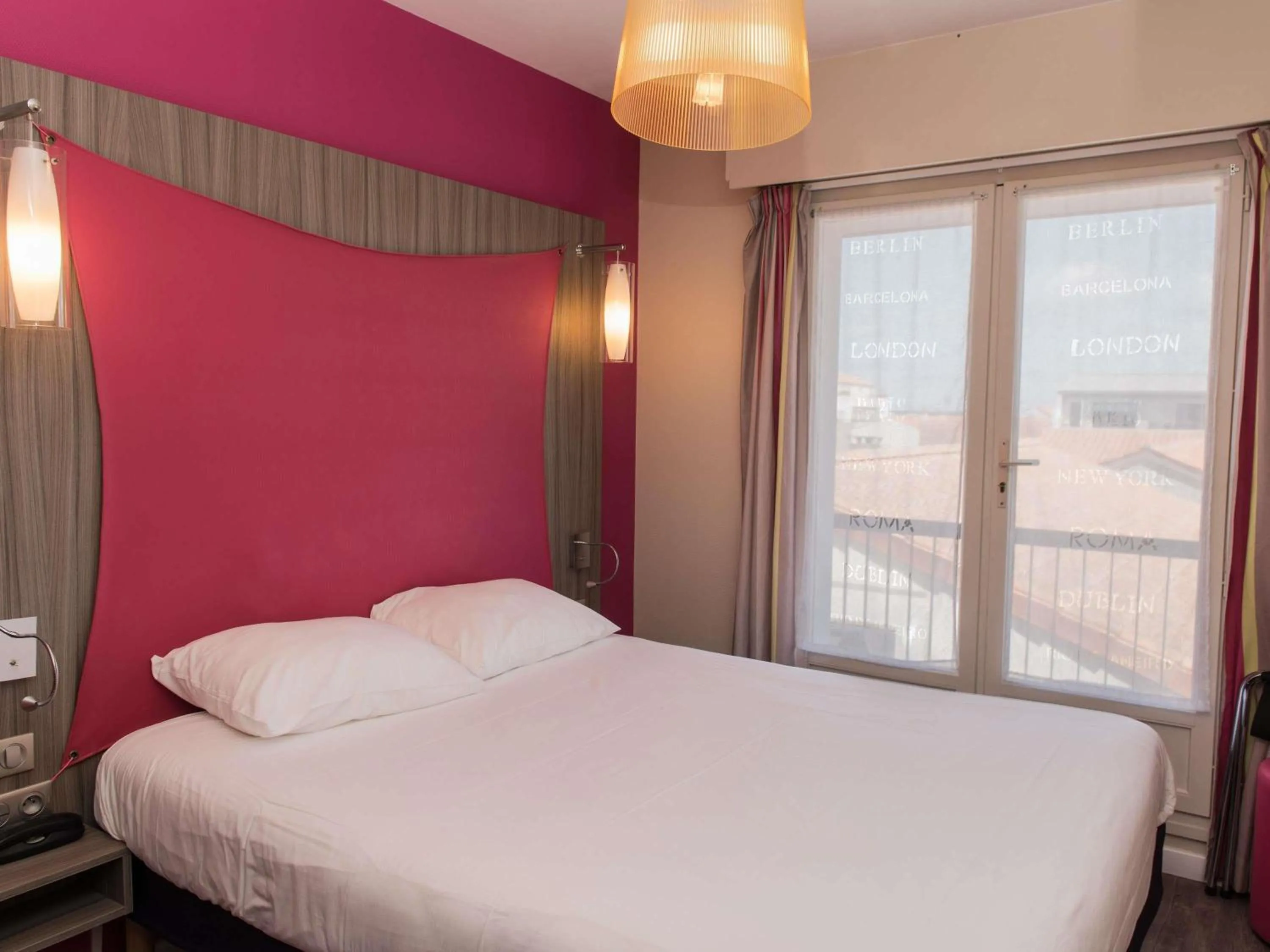 Bedroom, Bed in ibis Styles St Gilles Croix de Vie centre-ville
