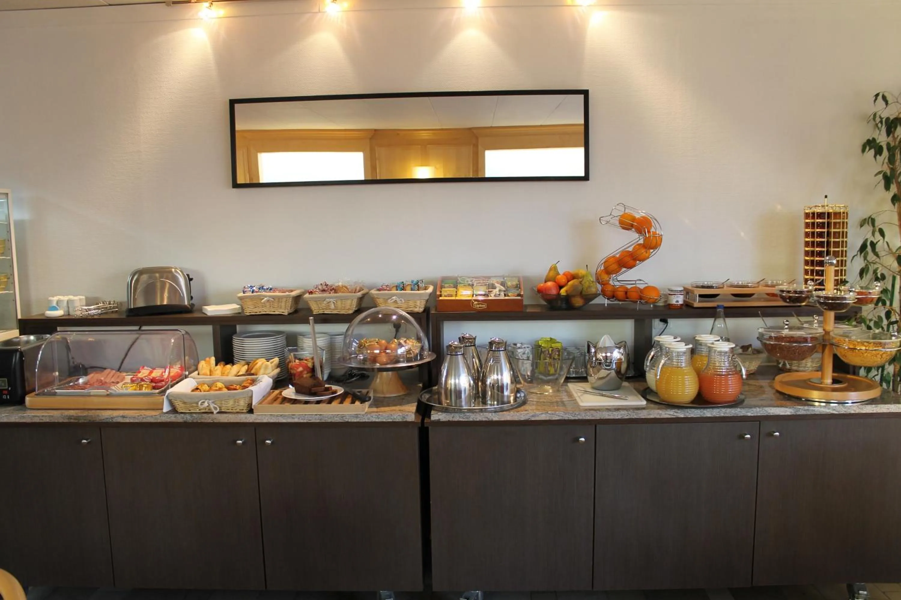 Buffet breakfast in Logis Hôtel & Restaurant - Le Relais de Montigny