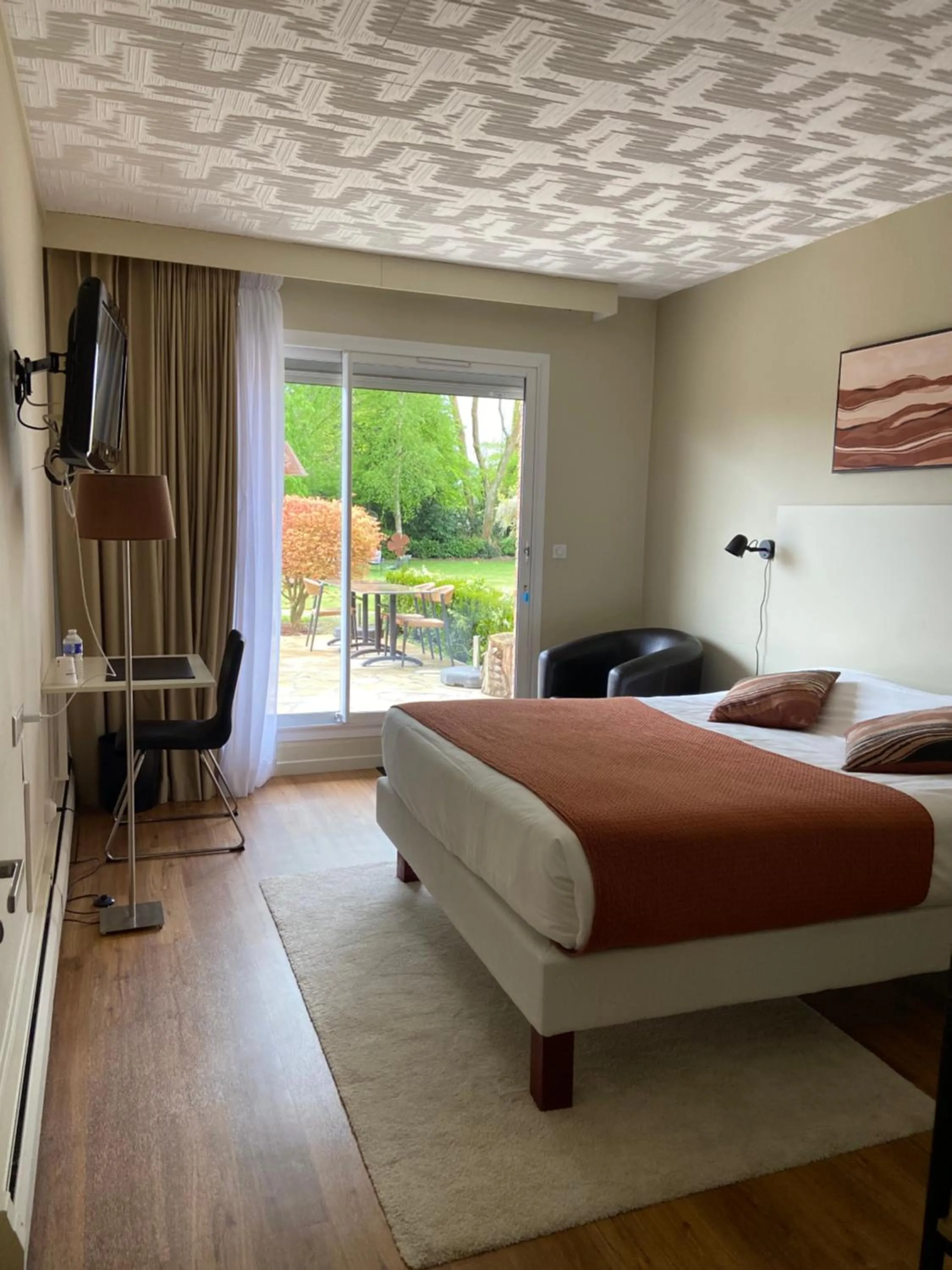 Property building, Bed in Logis Hôtel & Restaurant - Le Relais de Montigny