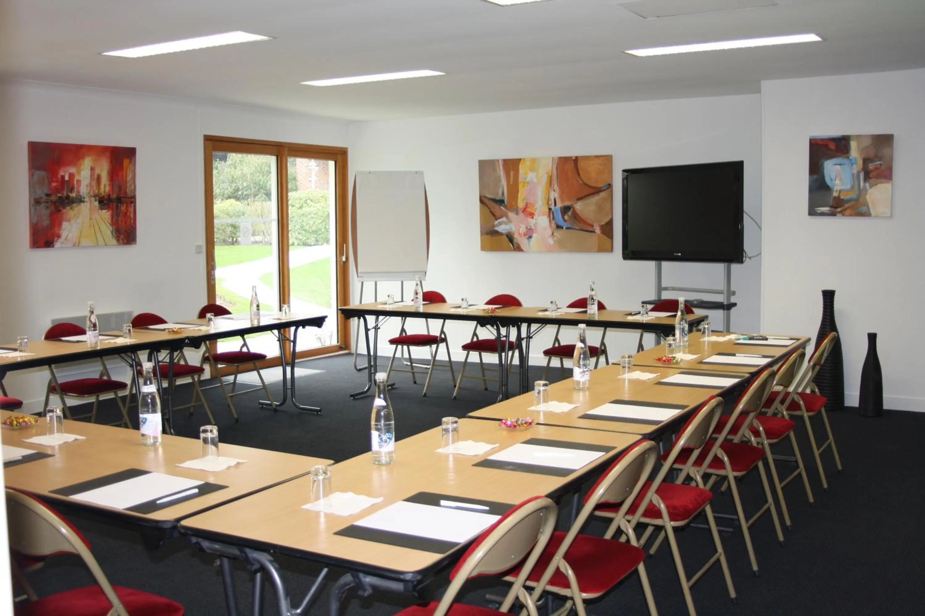 Meeting/conference room in Logis Hôtel & Restaurant - Le Relais de Montigny