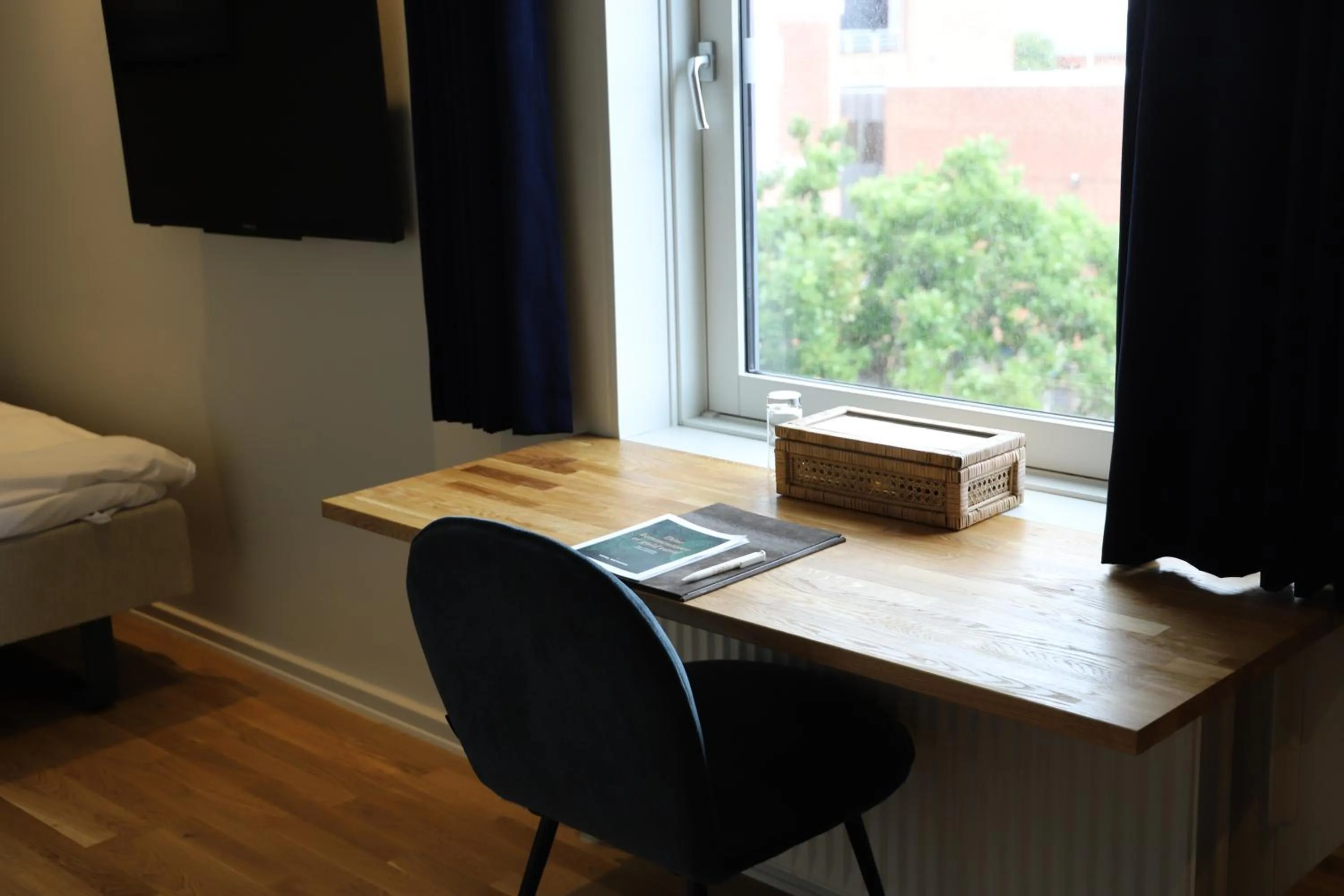 hair dresser, Bed in Hotel Britannia