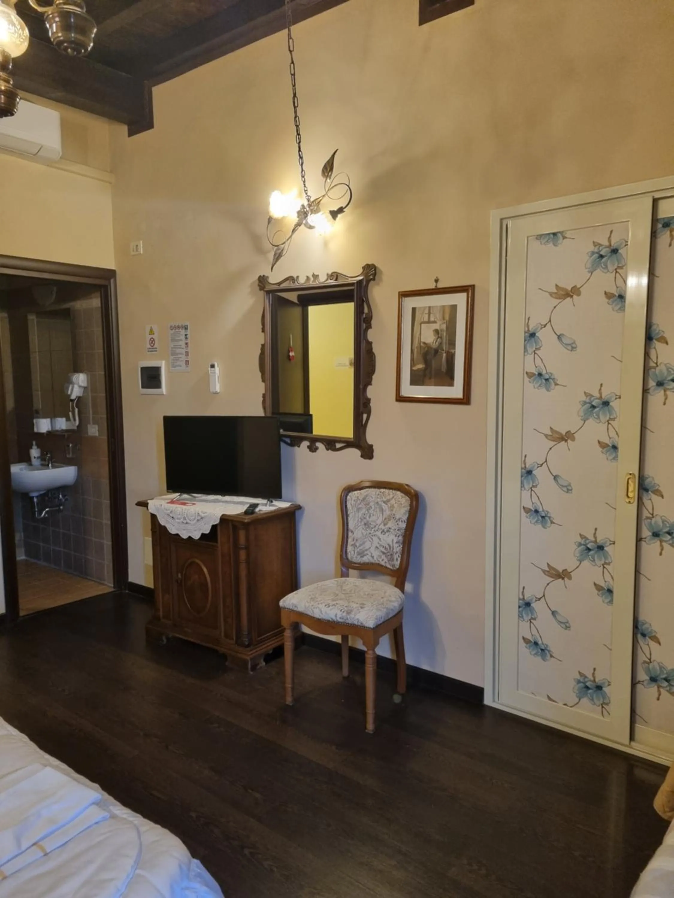 Photo of the whole room, Bed in Palazzo Moraschi Subiaco