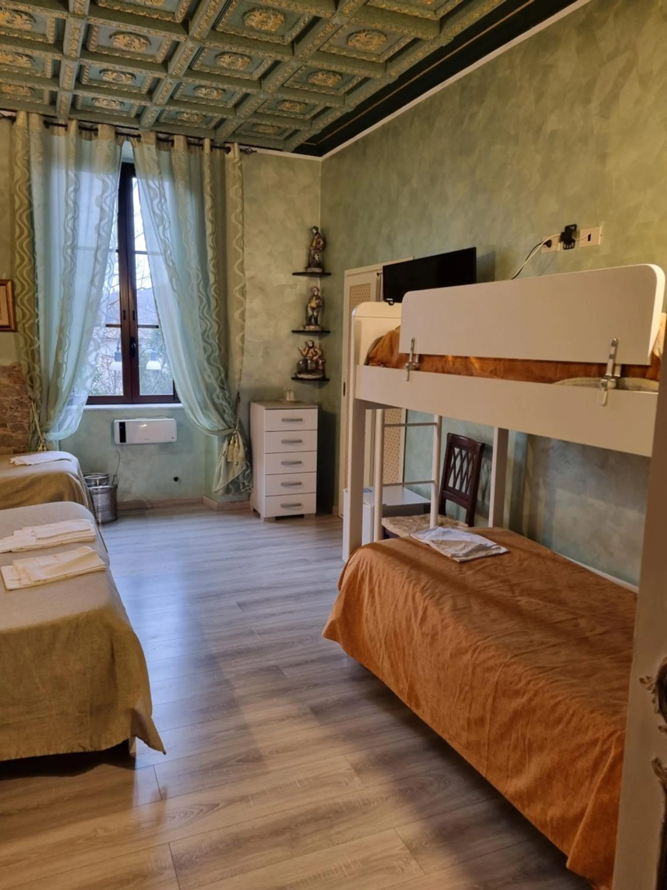 Photo of the whole room, Bed in Palazzo Moraschi Subiaco