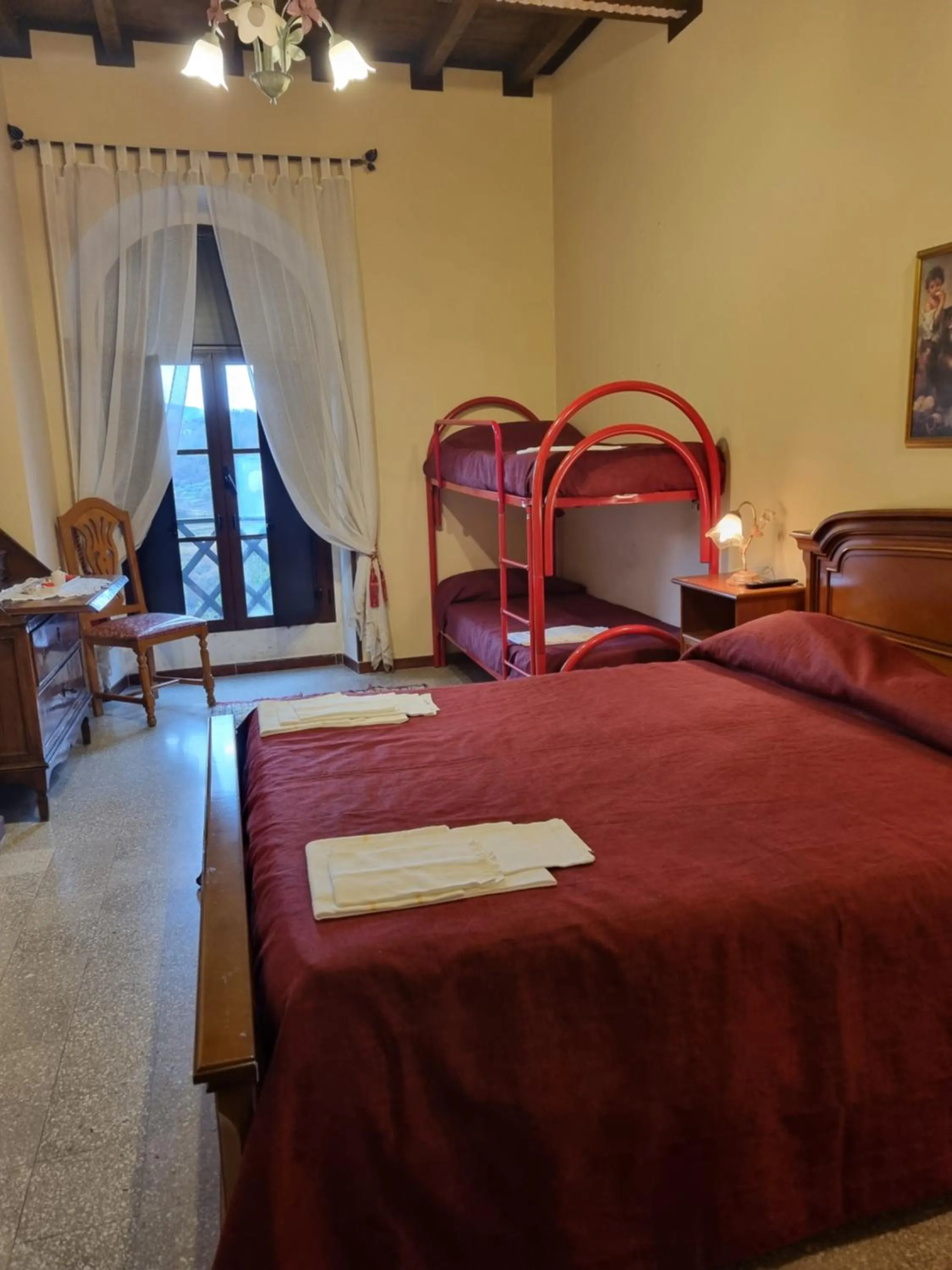 Photo of the whole room, Bed in Palazzo Moraschi Subiaco