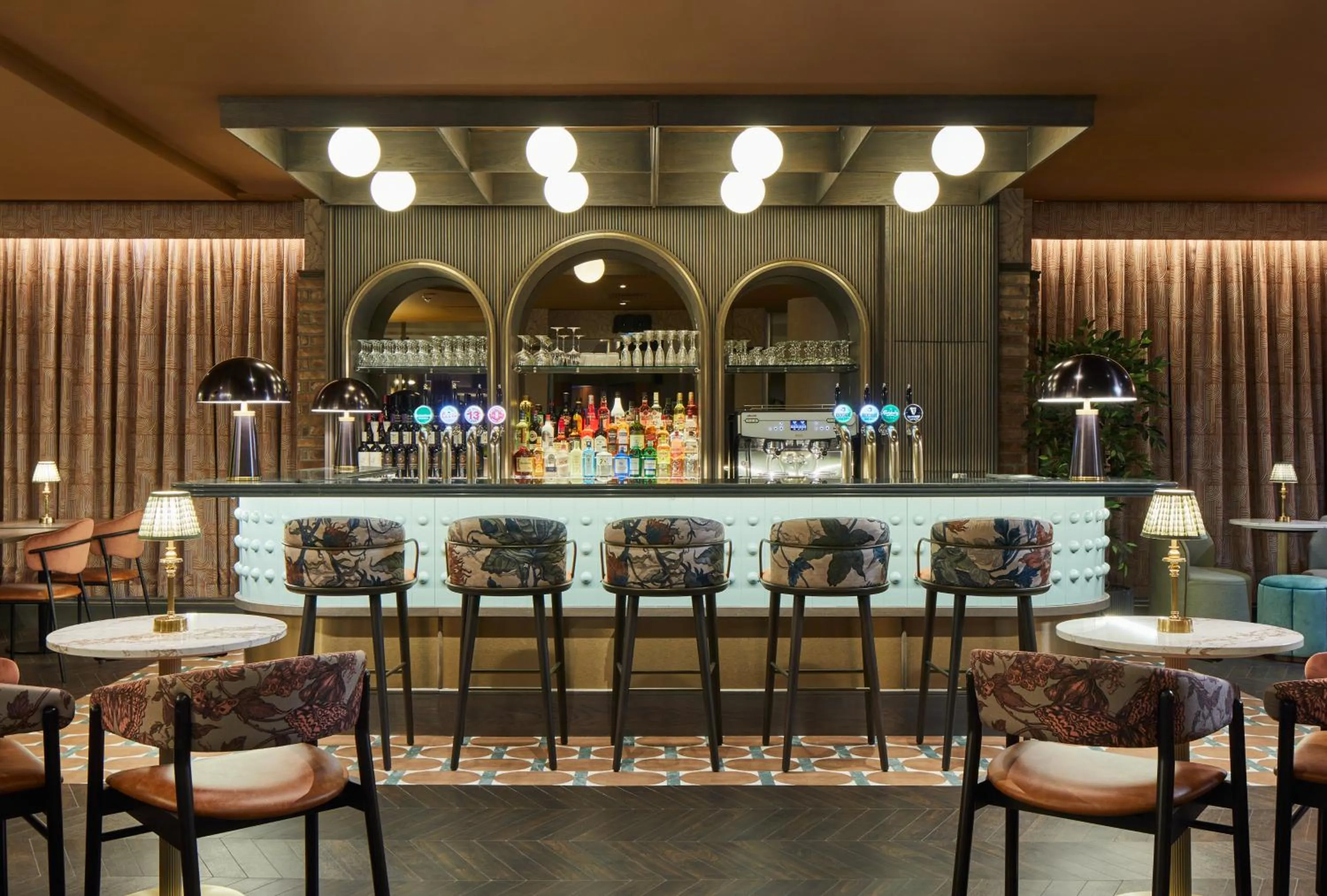 Lounge or bar in Leonardo Hotel Dublin Parnell Street