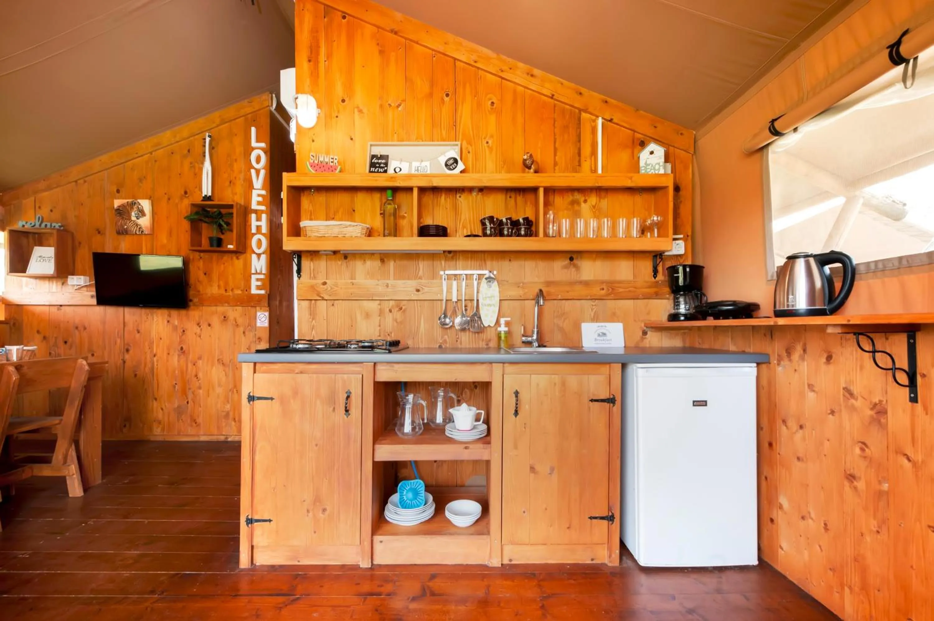 Kitchen or kitchenette in Glamping and Mobile Homes Lavanda - Holiday Centre Bi VIllage