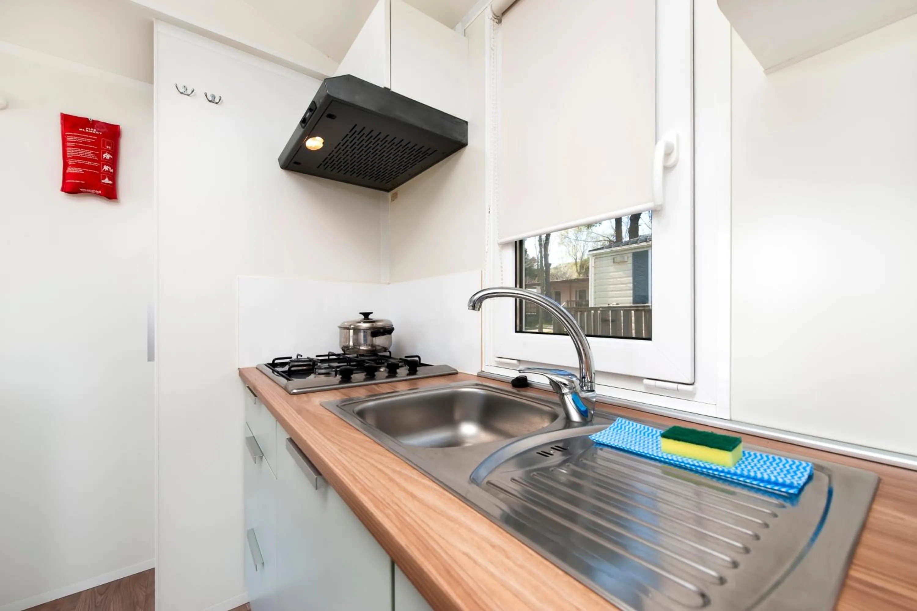 Kitchen or kitchenette in Glamping and Mobile Homes Lavanda - Holiday Centre Bi VIllage