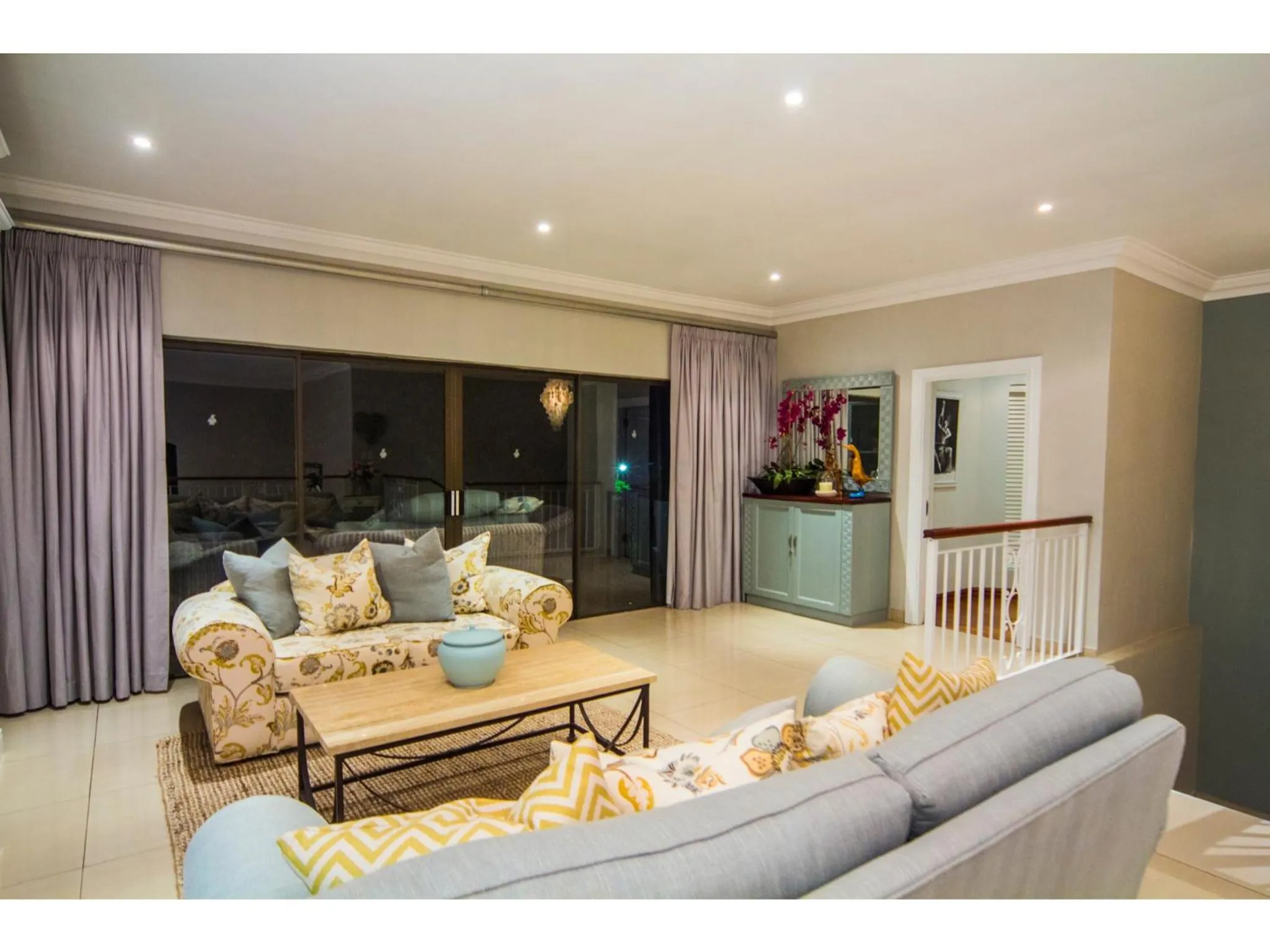 Library in The Hamptons Guest House