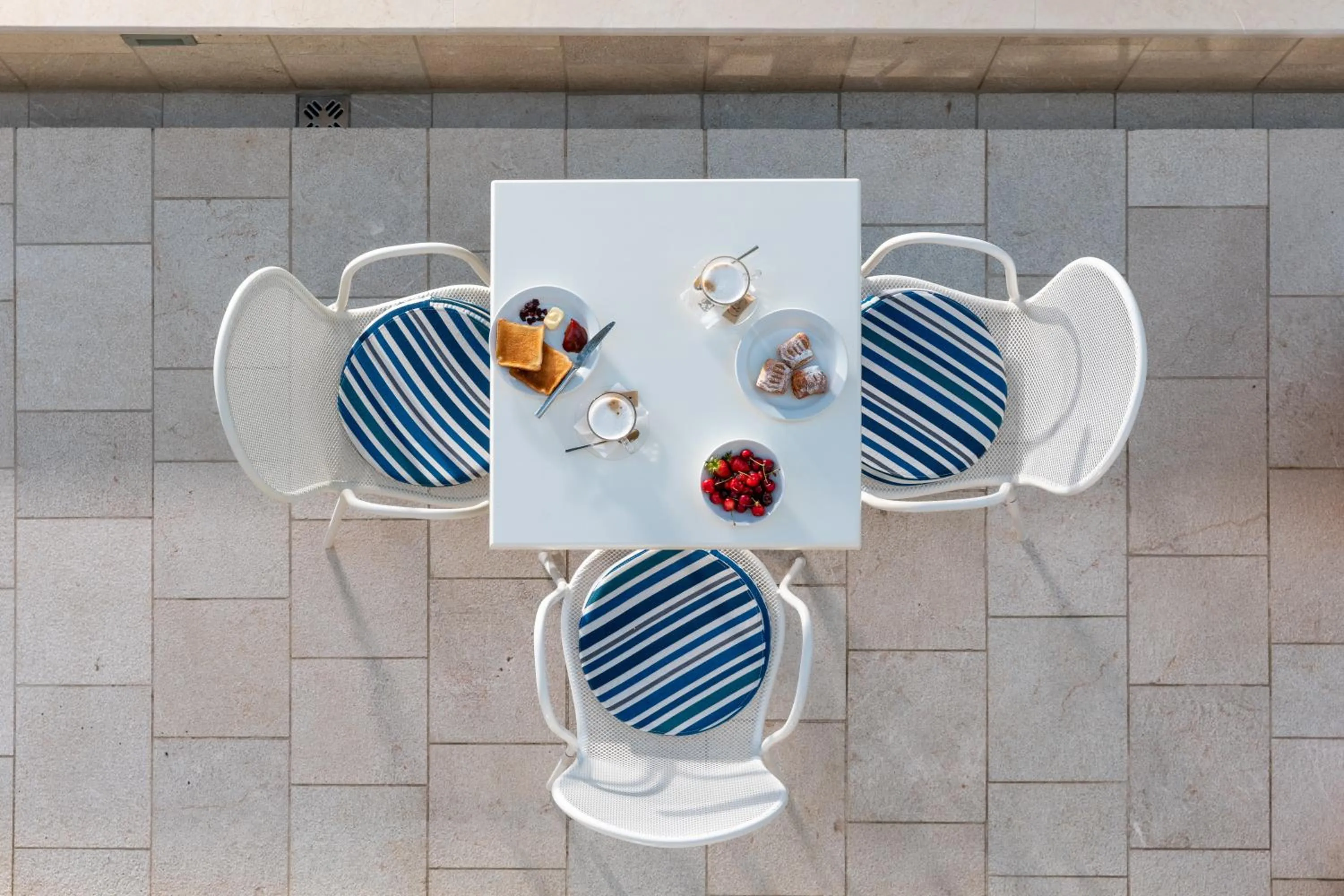 Restaurant/places to eat in Hotel Eleven