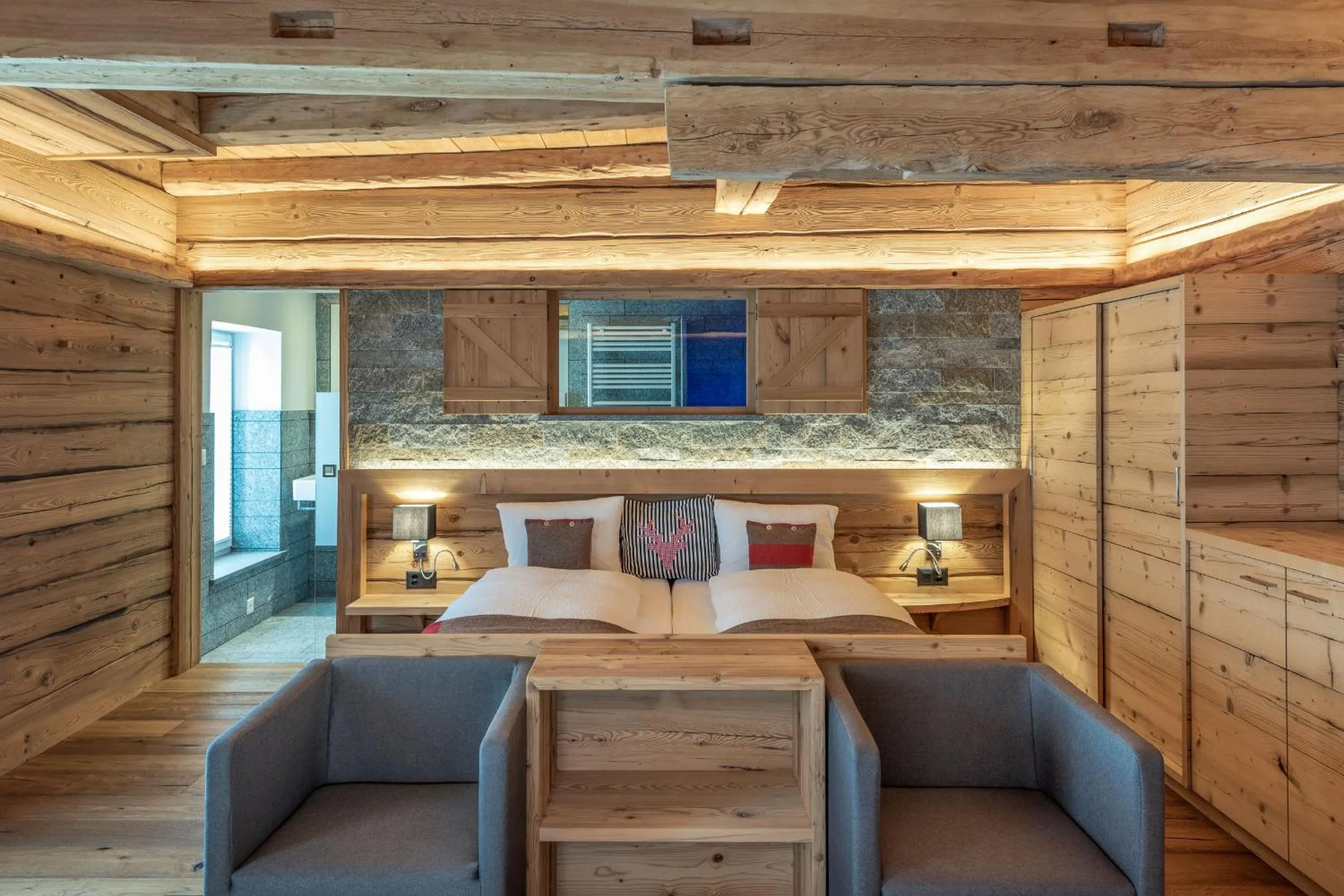 Photo of the whole room, Bed in Hotel Crusch Alba Zernez