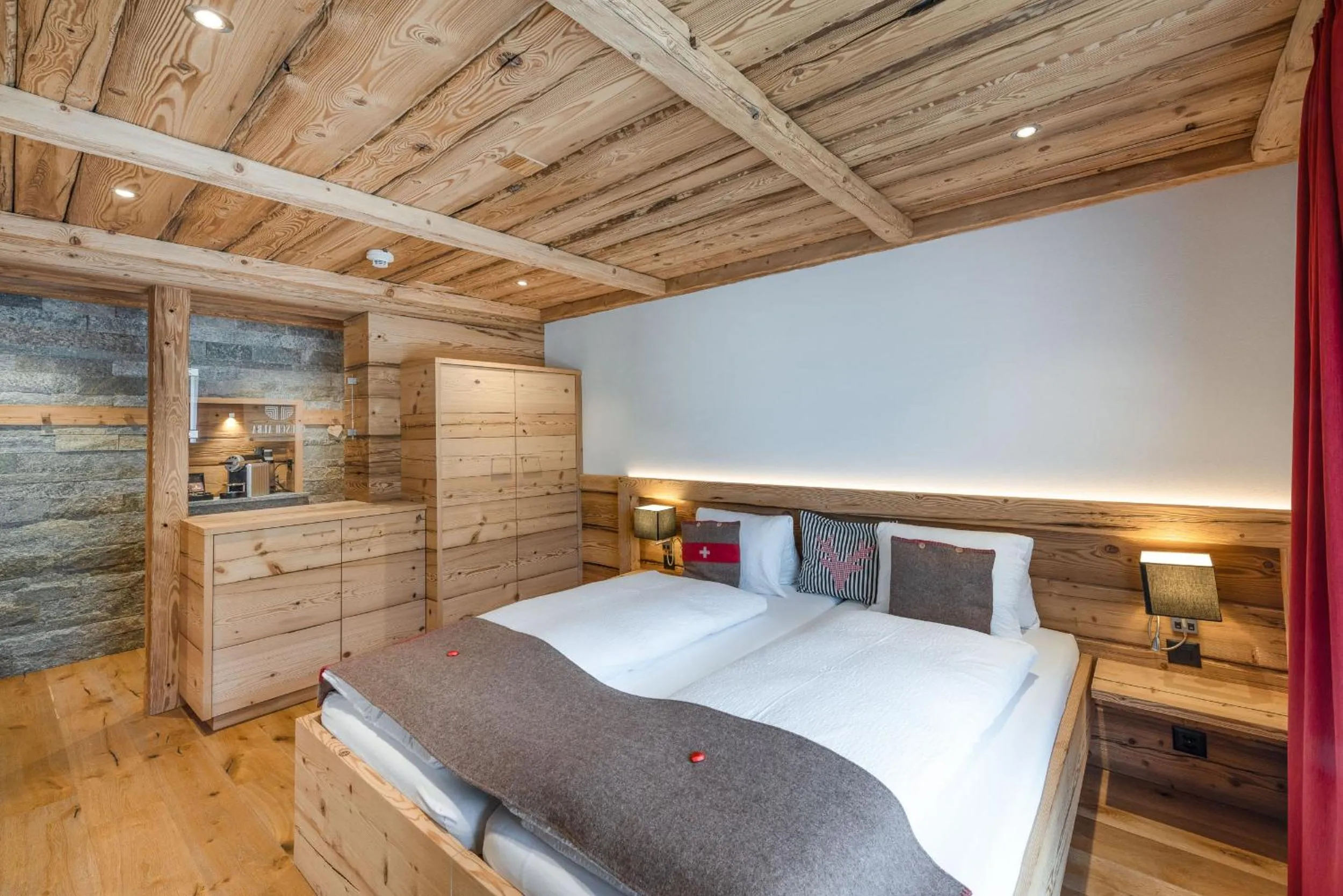 Photo of the whole room, Bed in Hotel Crusch Alba Zernez