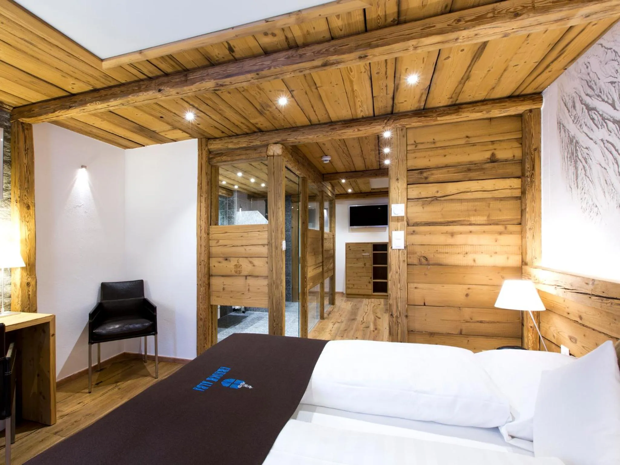 Photo of the whole room, Bed in Hotel Crusch Alba Zernez