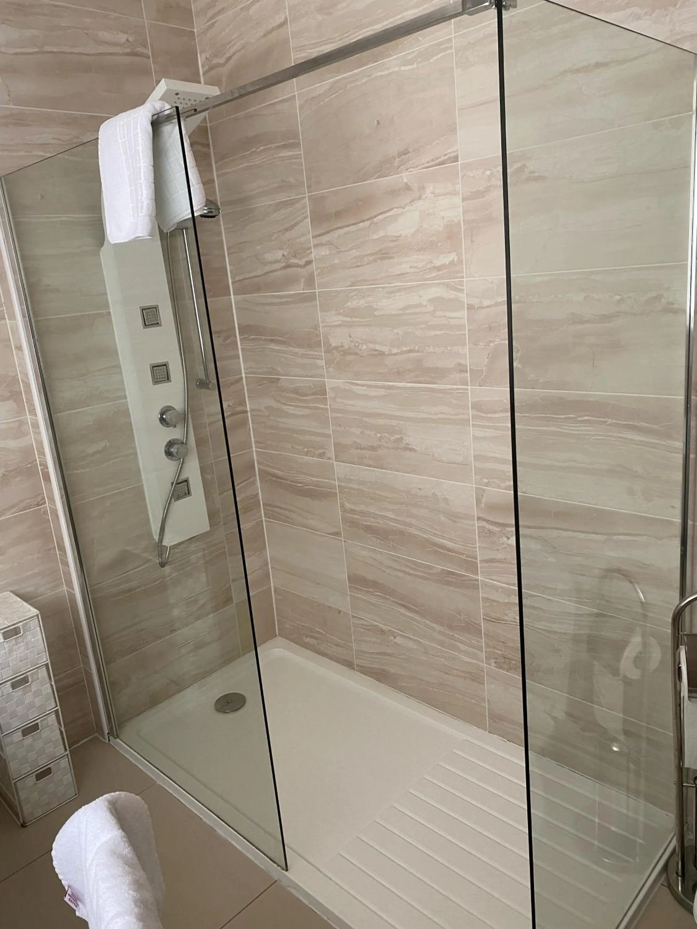 Shower in Crowwood Hotel and Alba Restaurant