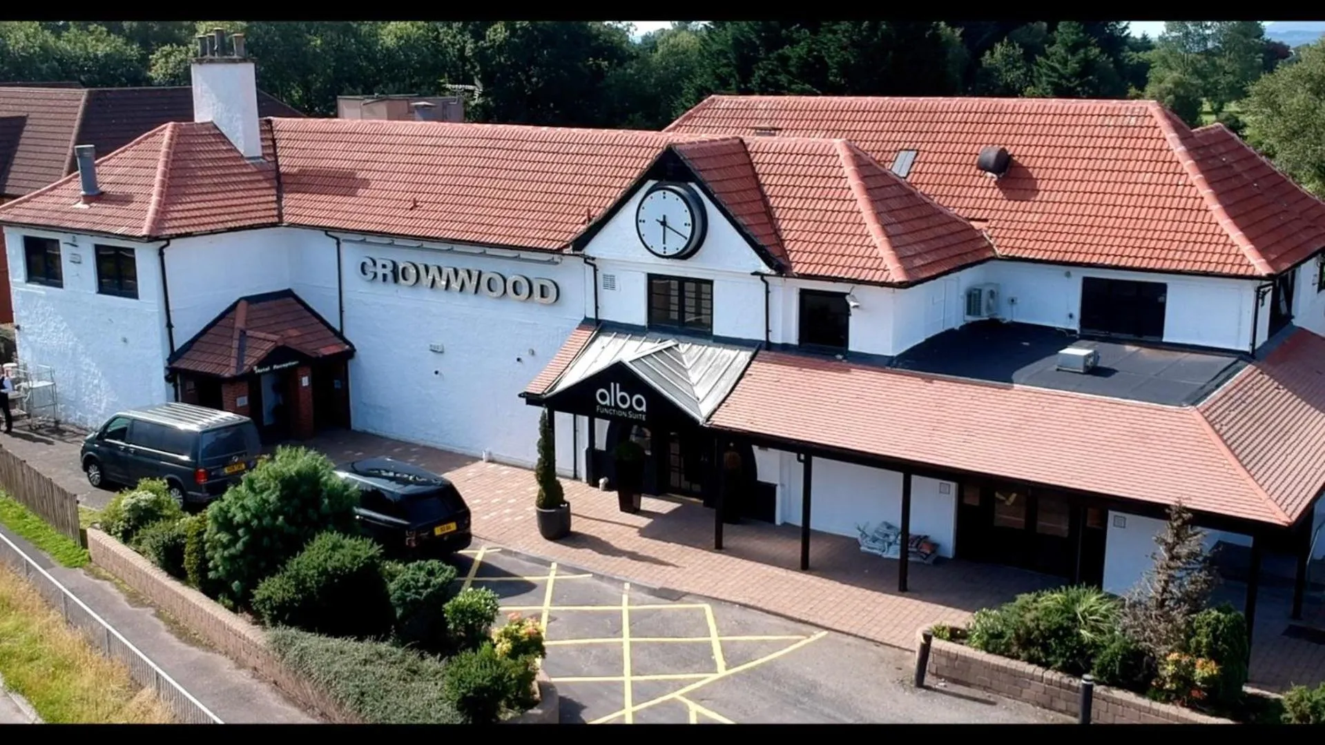 Facade/entrance in Crowwood Hotel and Alba Restaurant