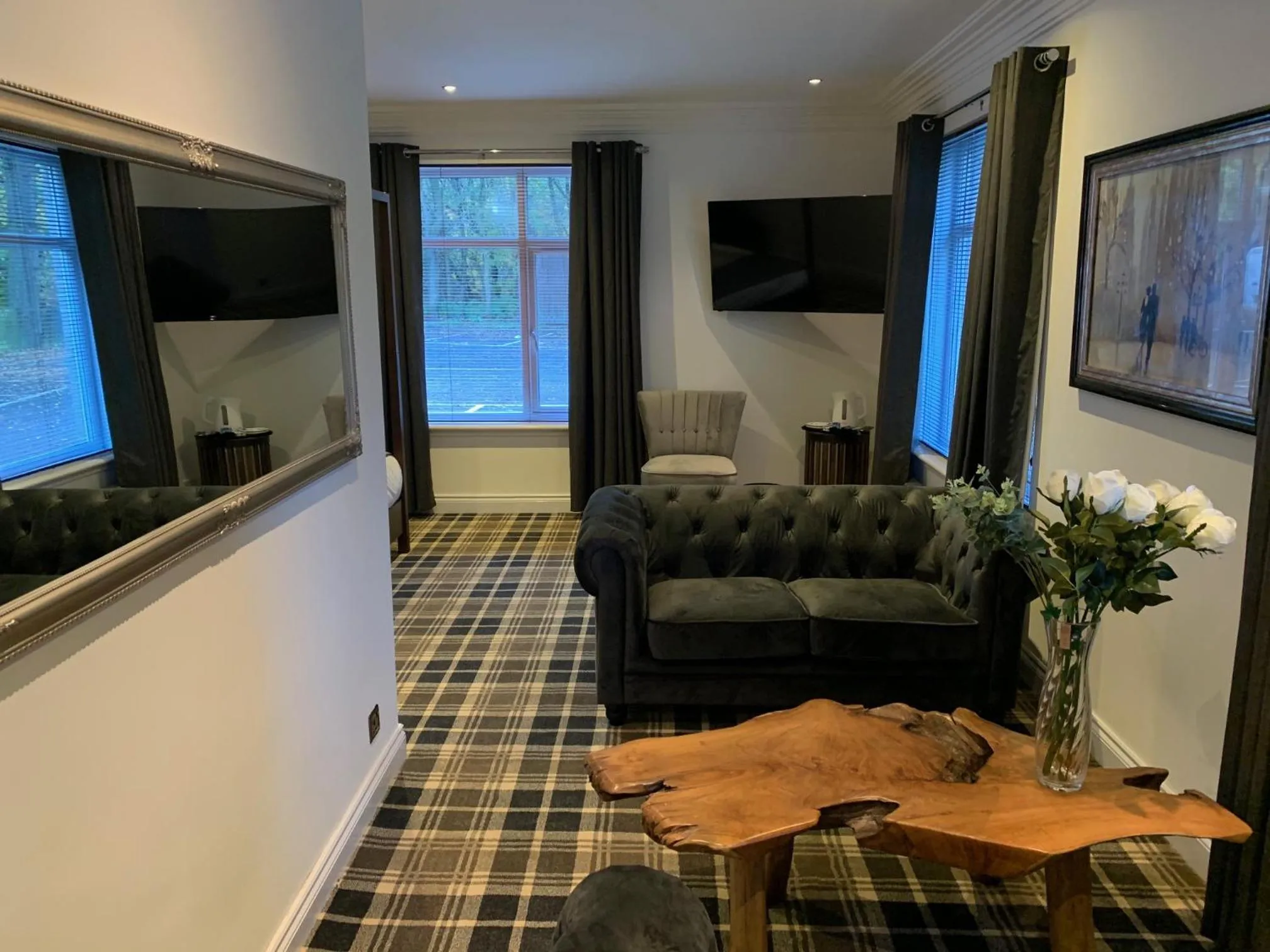 Communal lounge/ TV room in Crowwood Hotel and Alba Restaurant