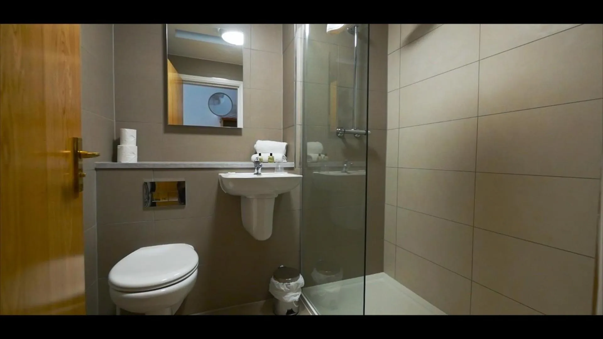 Shower in Crowwood Hotel and Alba Restaurant