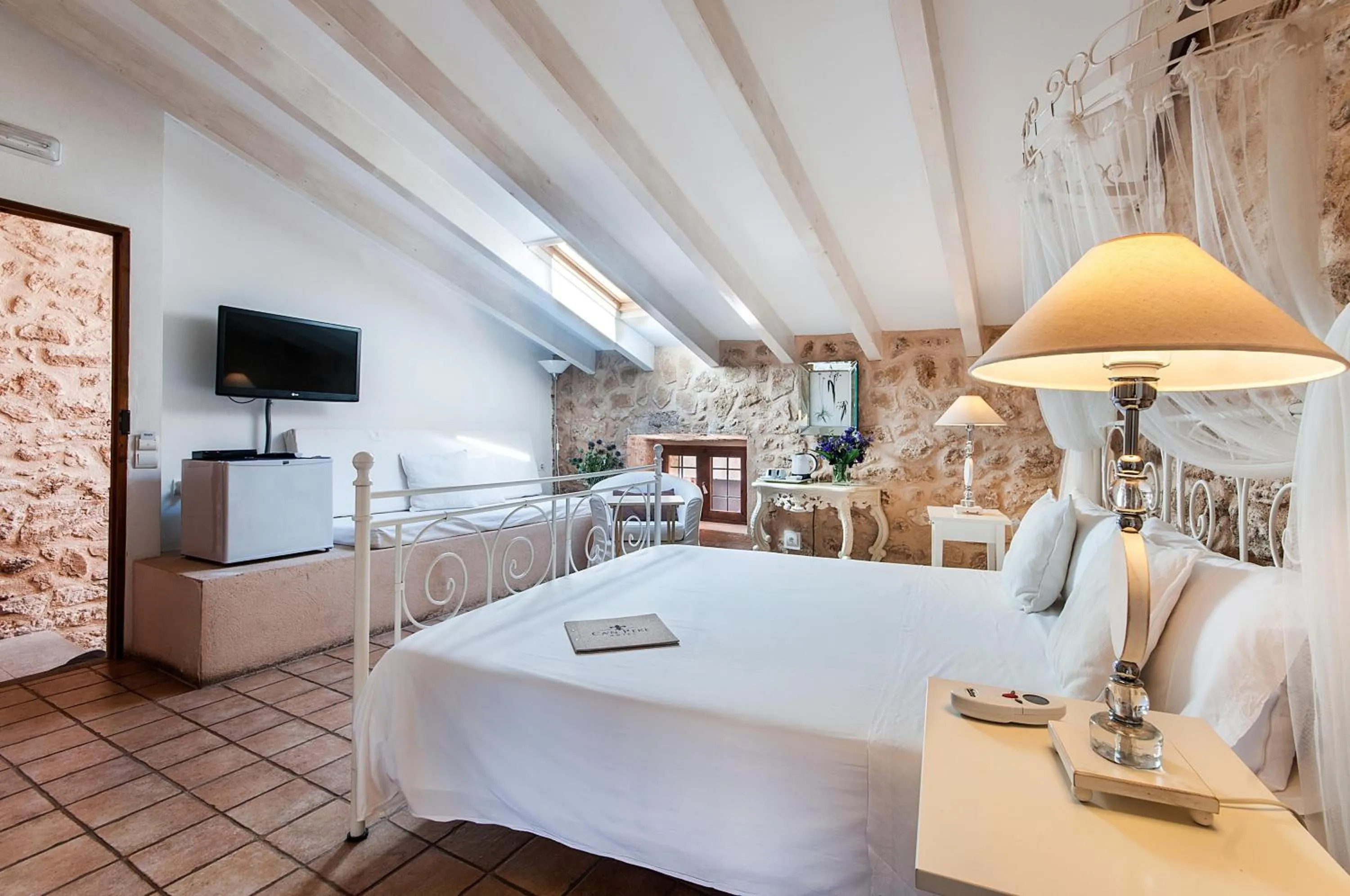 Photo of the whole room, Bed in Ca´n Pere