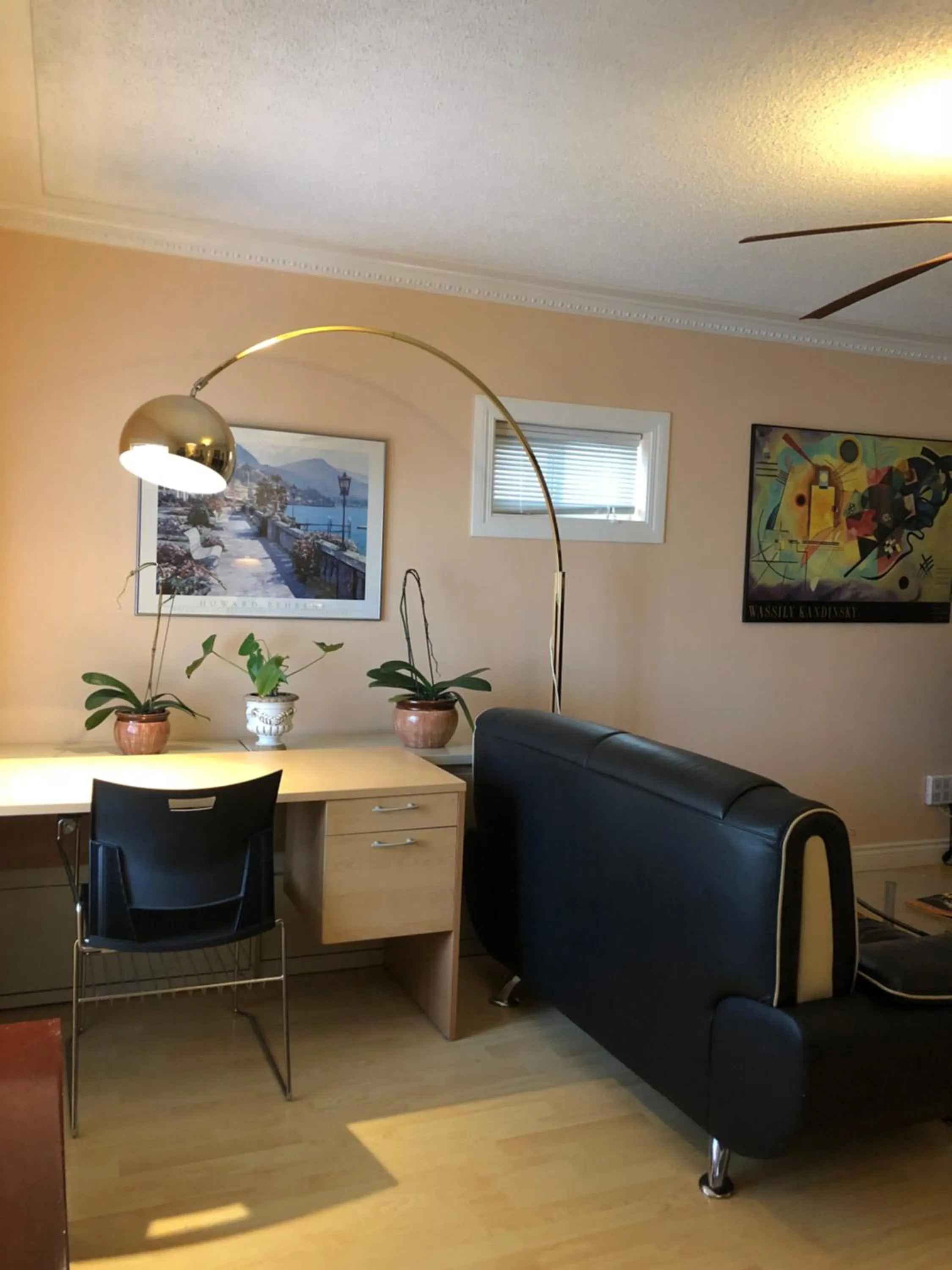 Communal lounge/ TV room in Cozy Bedrooms Guest House