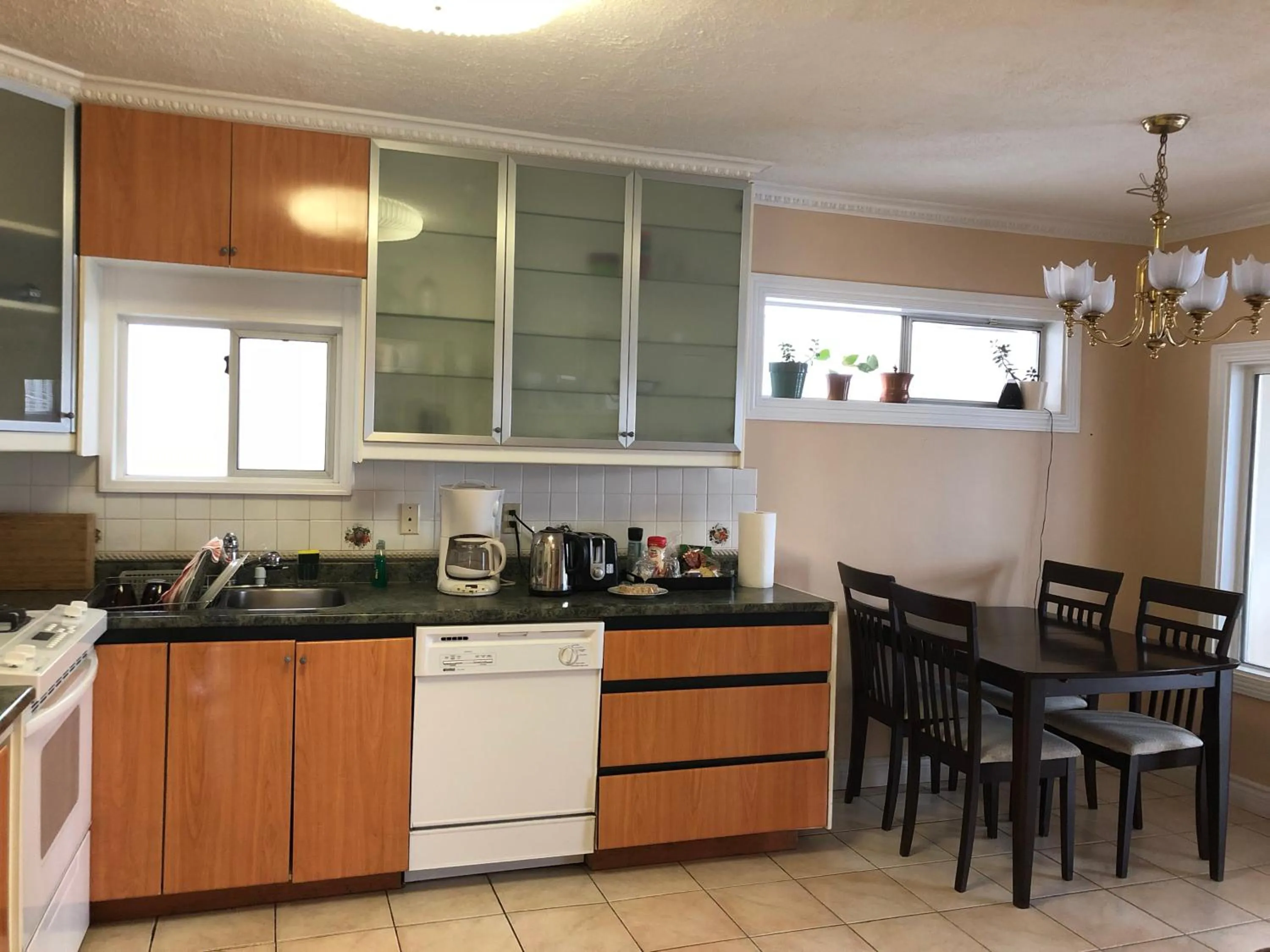 Communal kitchen in Cozy Bedrooms Guest House