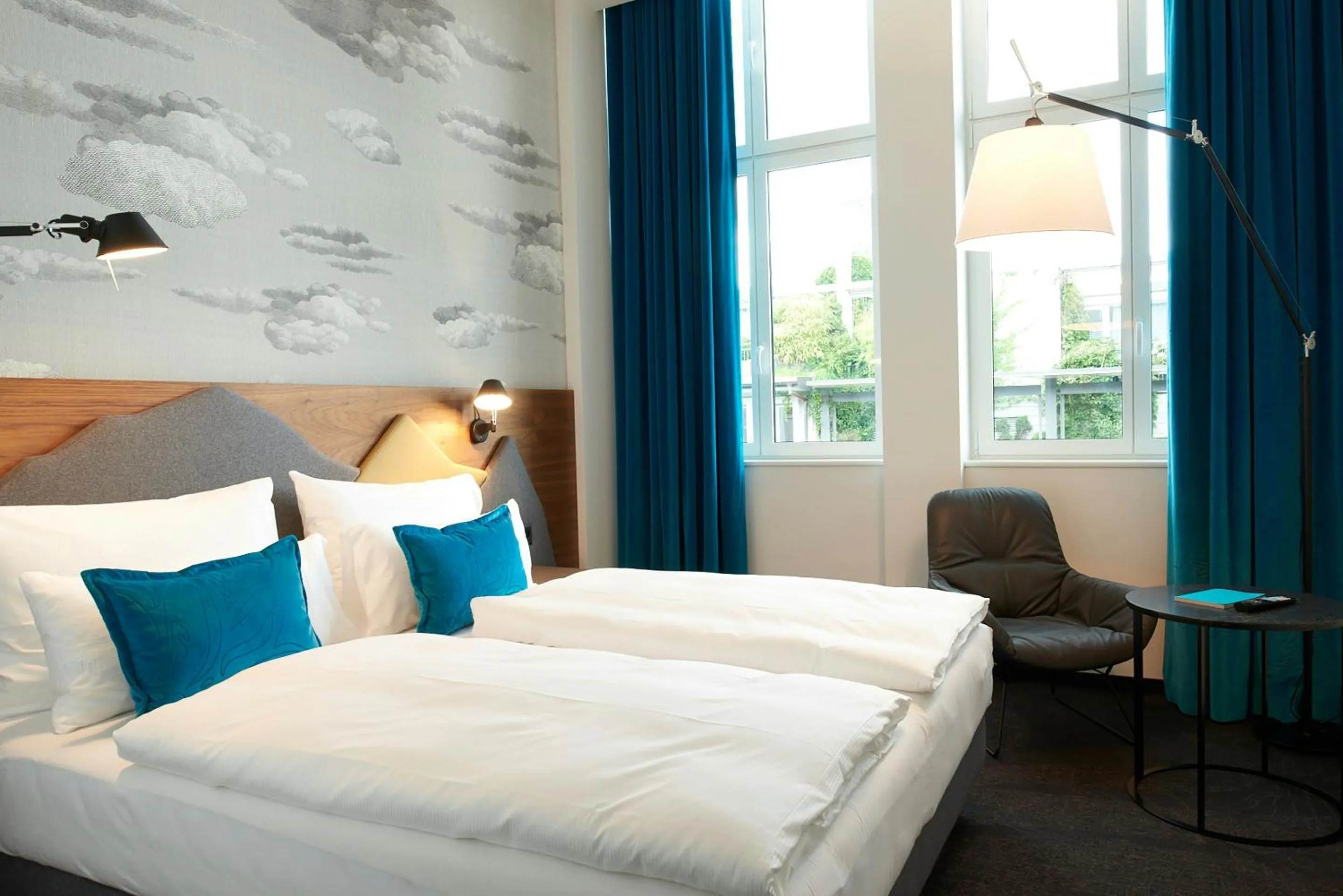 Photo of the whole room, Bed in Motel One Zürich
