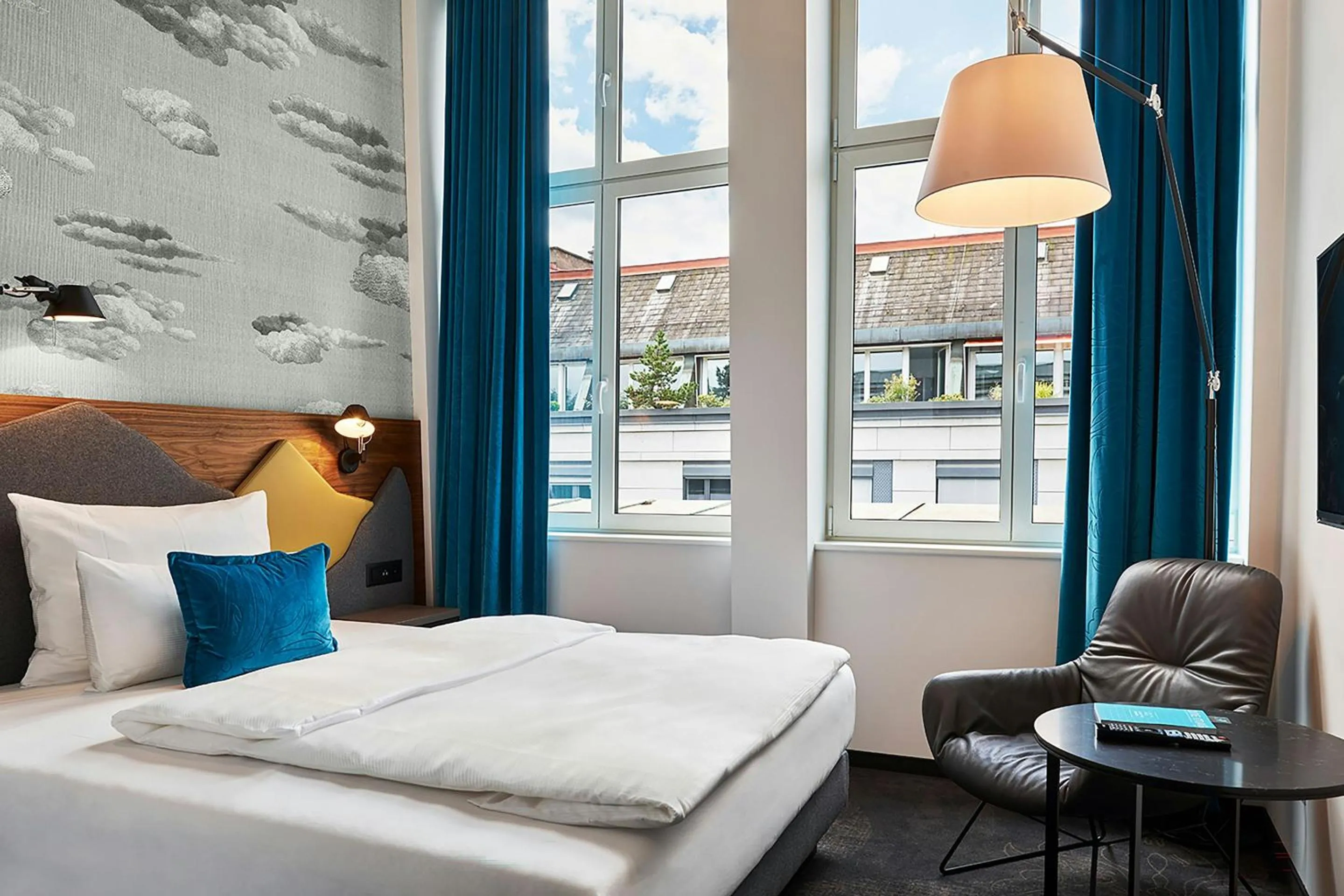 Photo of the whole room, Bed in Motel One Zürich