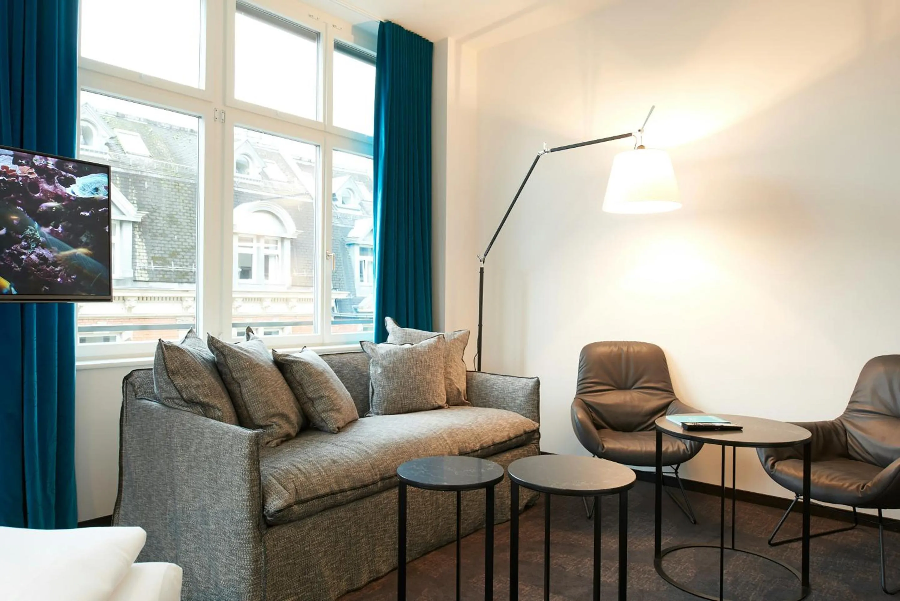 Photo of the whole room in Motel One Zürich