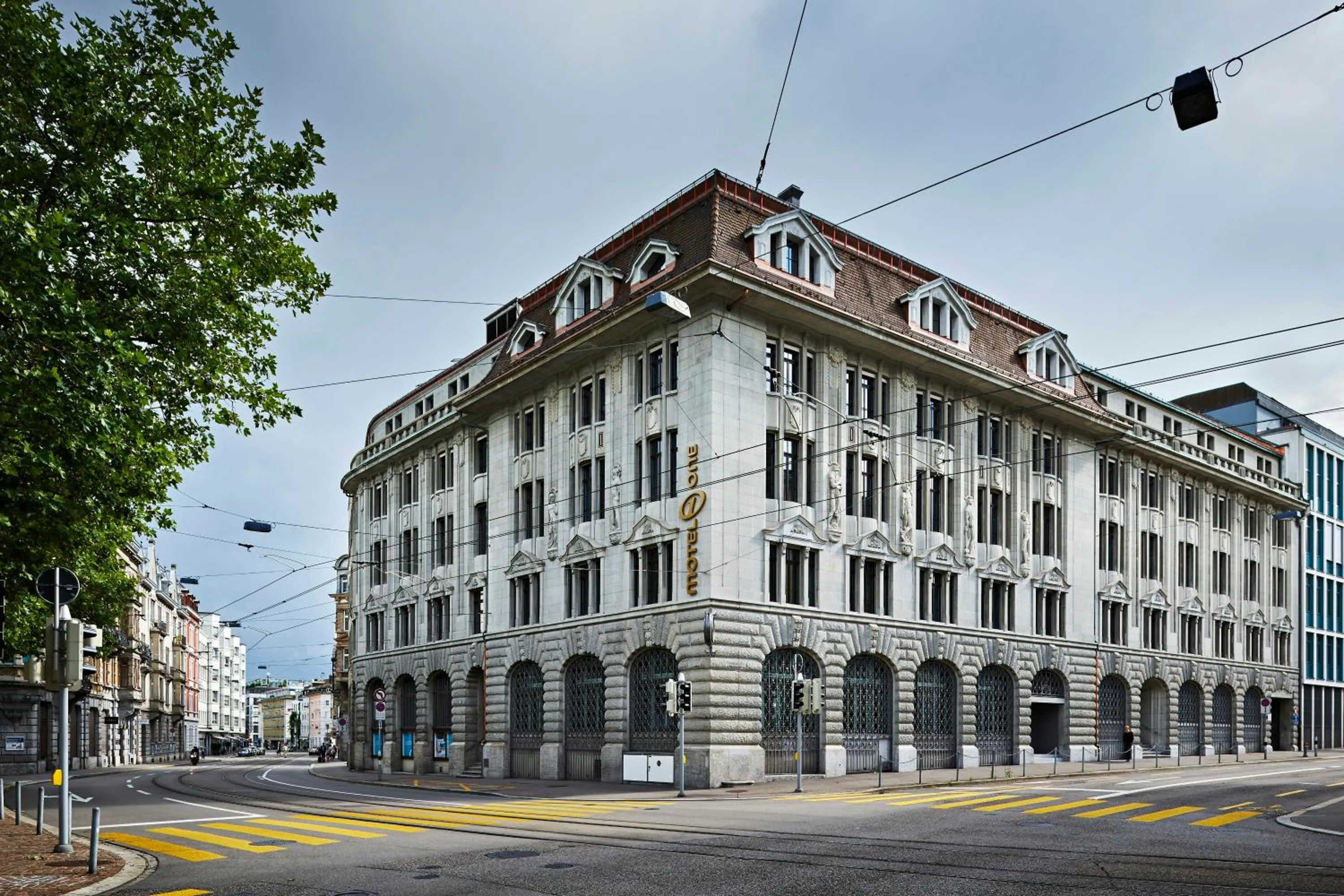 Facade/entrance in Motel One Zürich