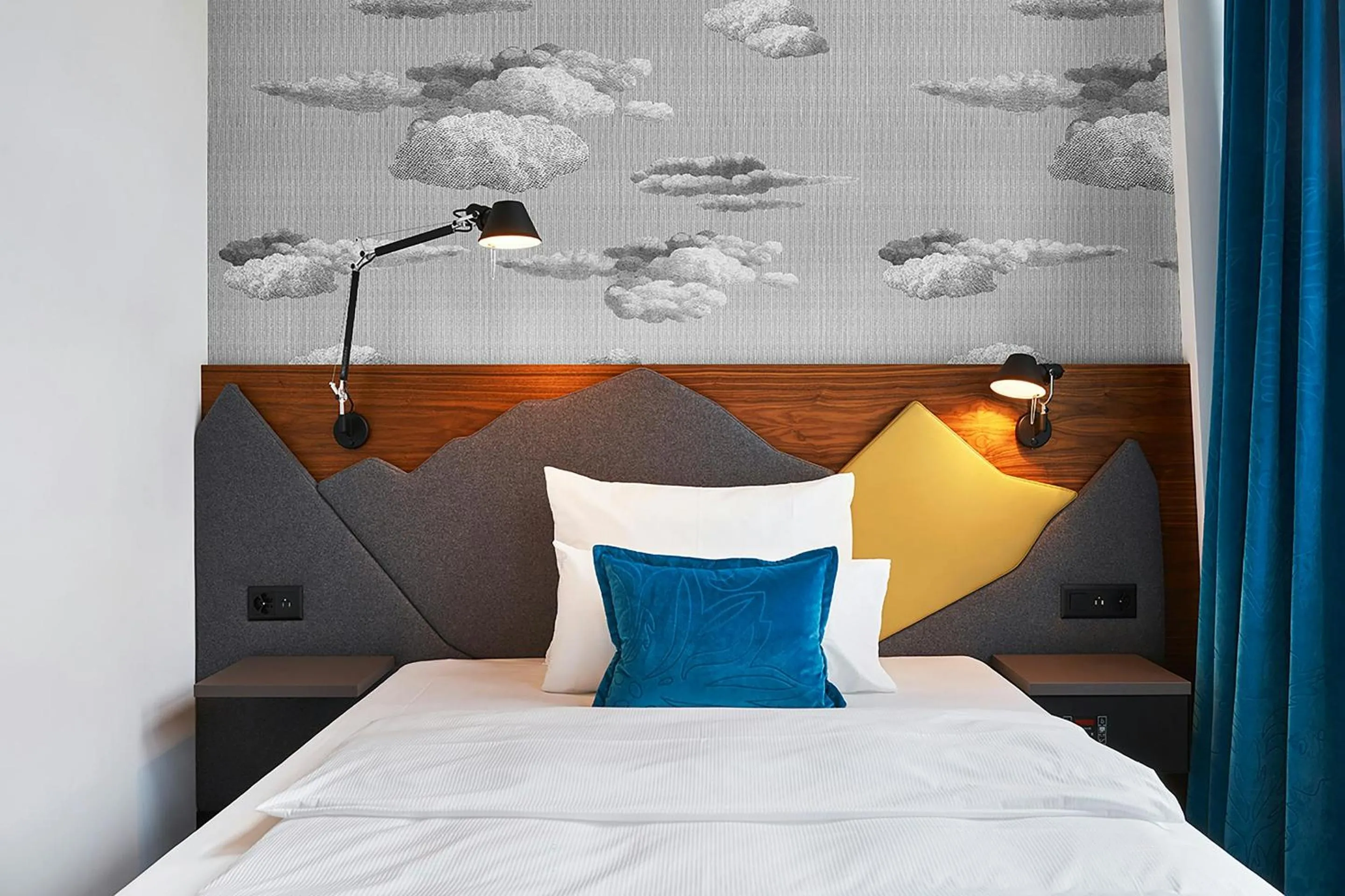 Photo of the whole room, Bed in Motel One Zürich