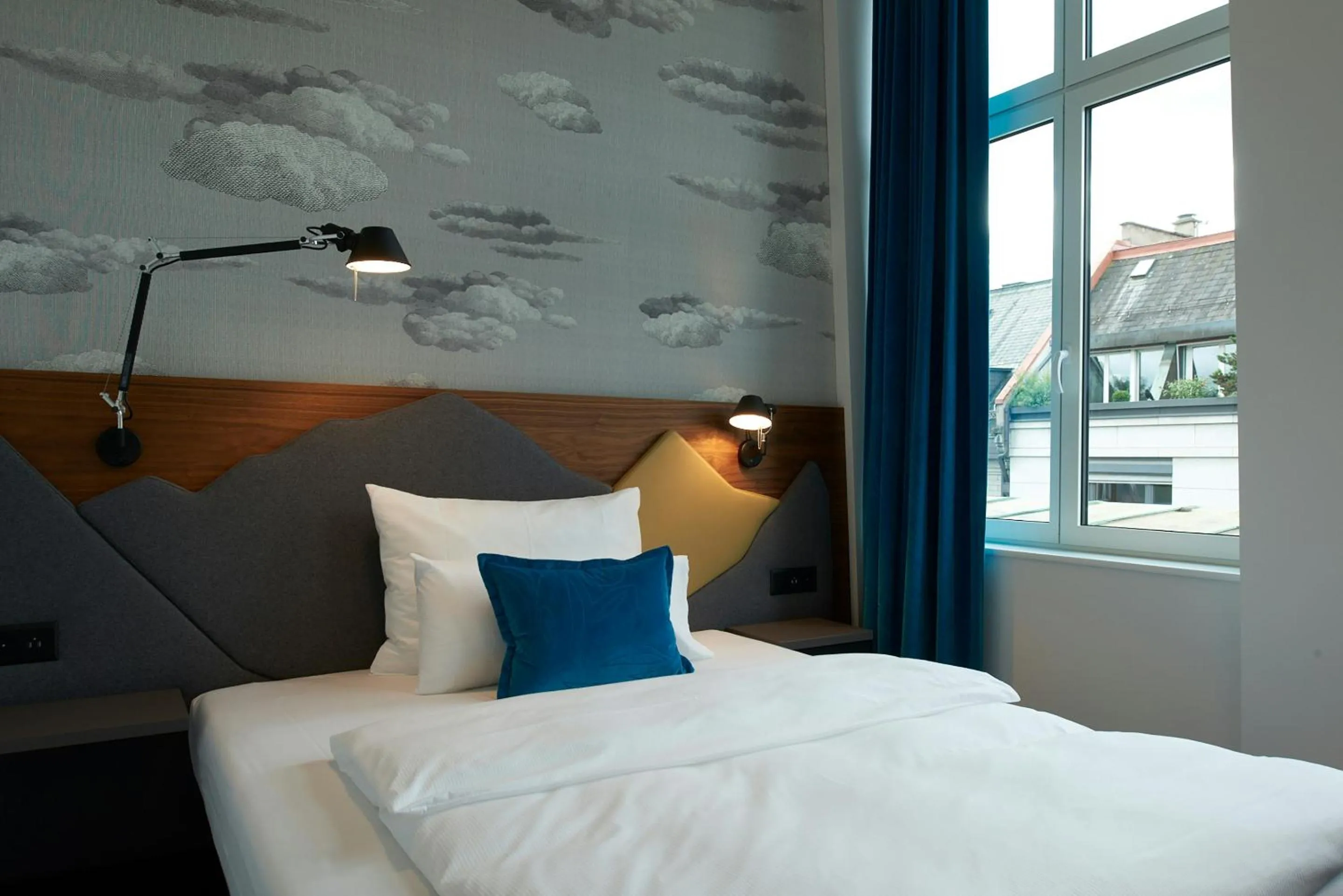 Photo of the whole room, Bed in Motel One Zürich