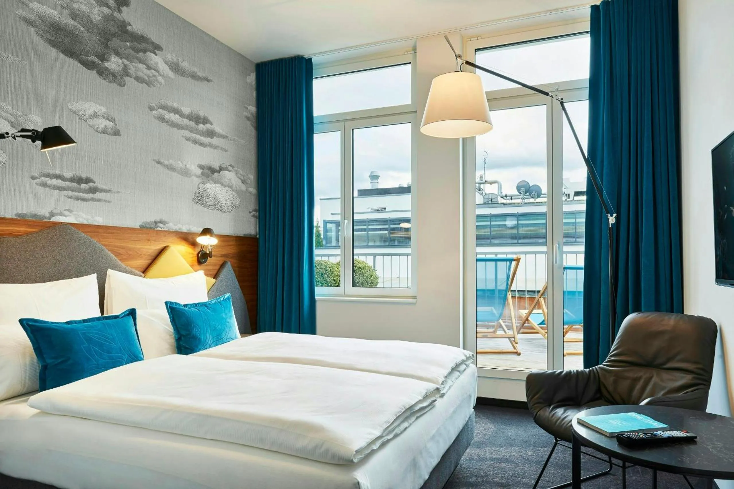 Photo of the whole room, Bed in Motel One Zürich