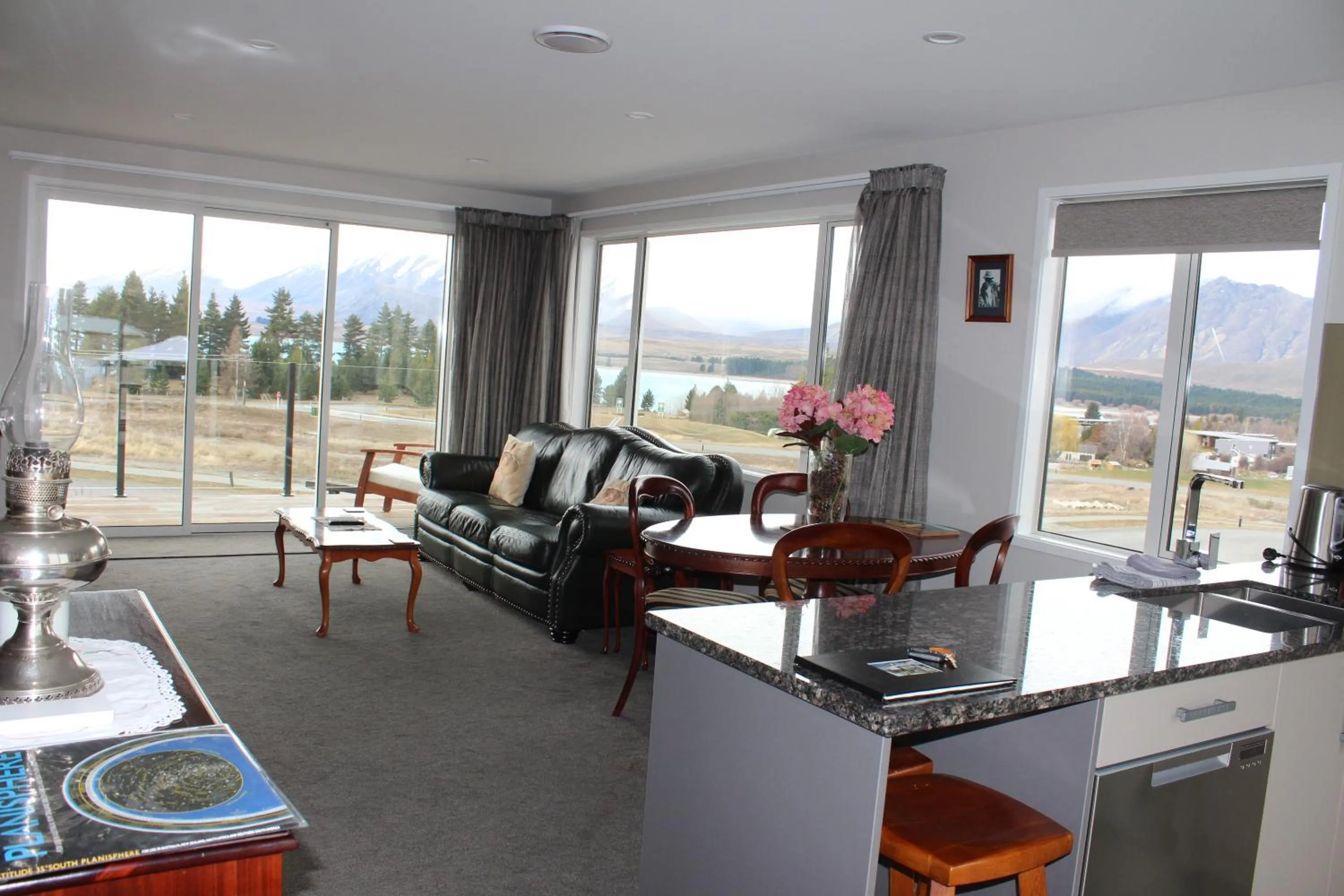 Superior One-Bedroom Apartment with Panoramic Lake View in The Mackenzie Suites