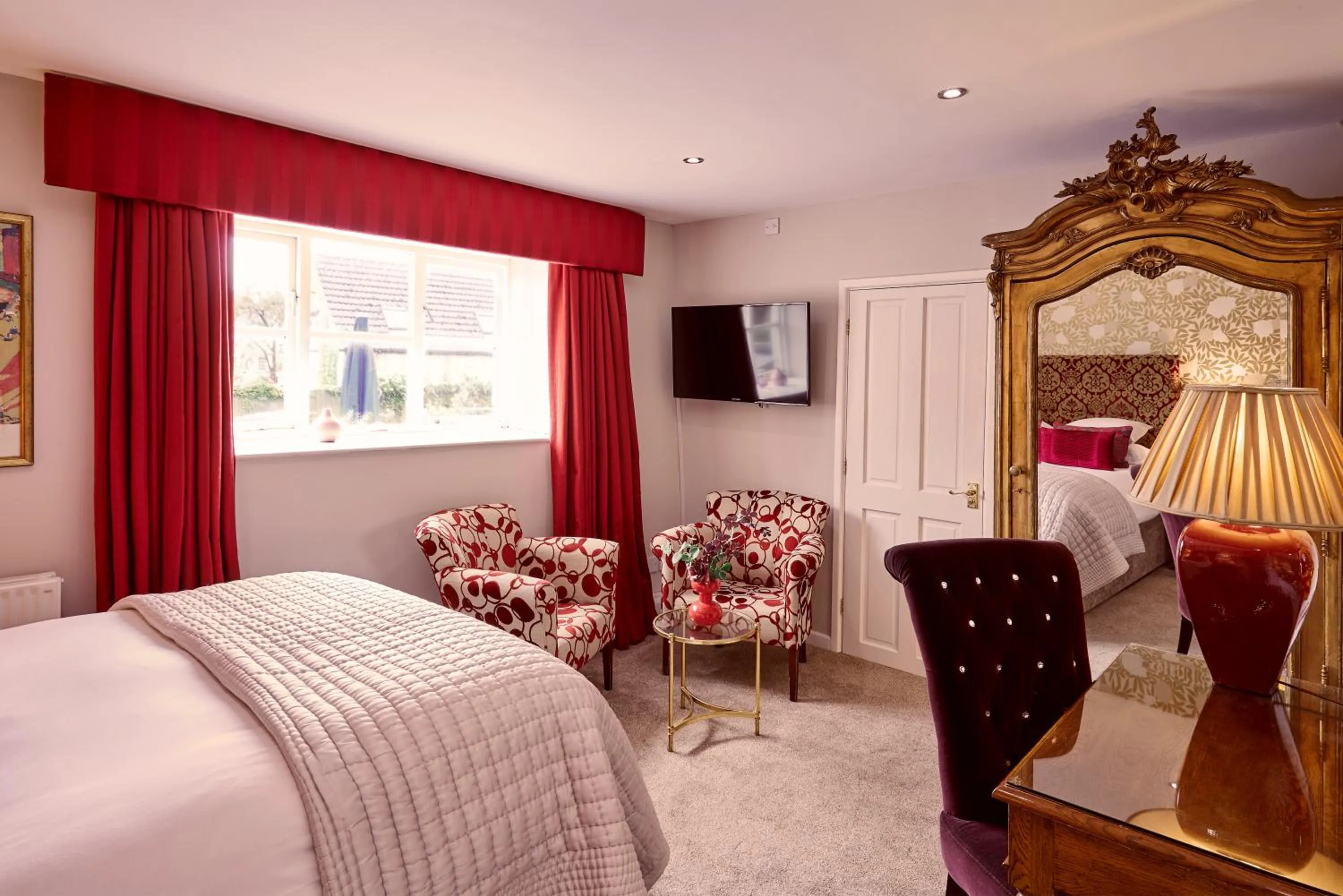 Photo of the whole room, Bed in The Ormond At Tetbury