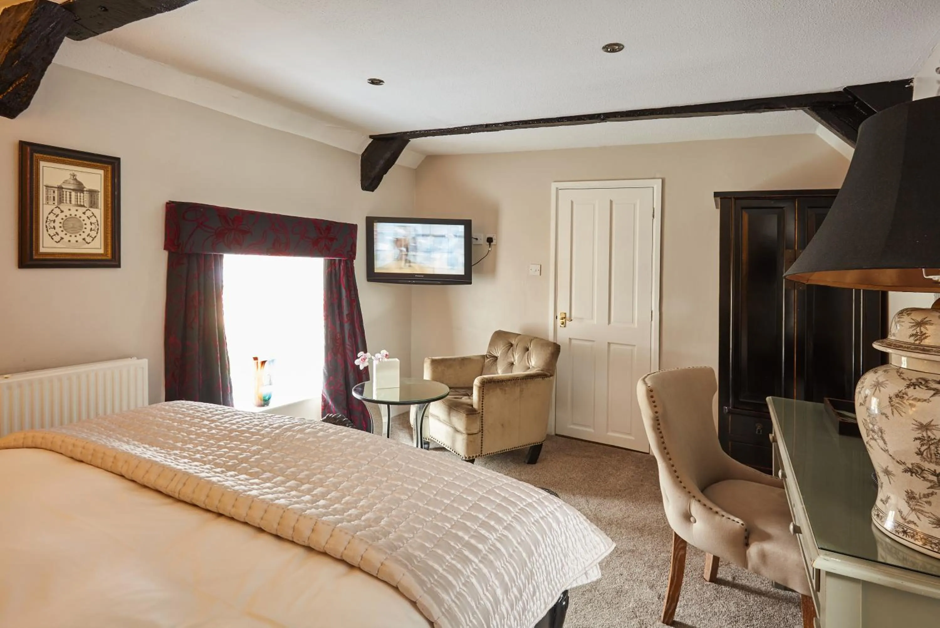 Photo of the whole room, Bed in The Ormond At Tetbury