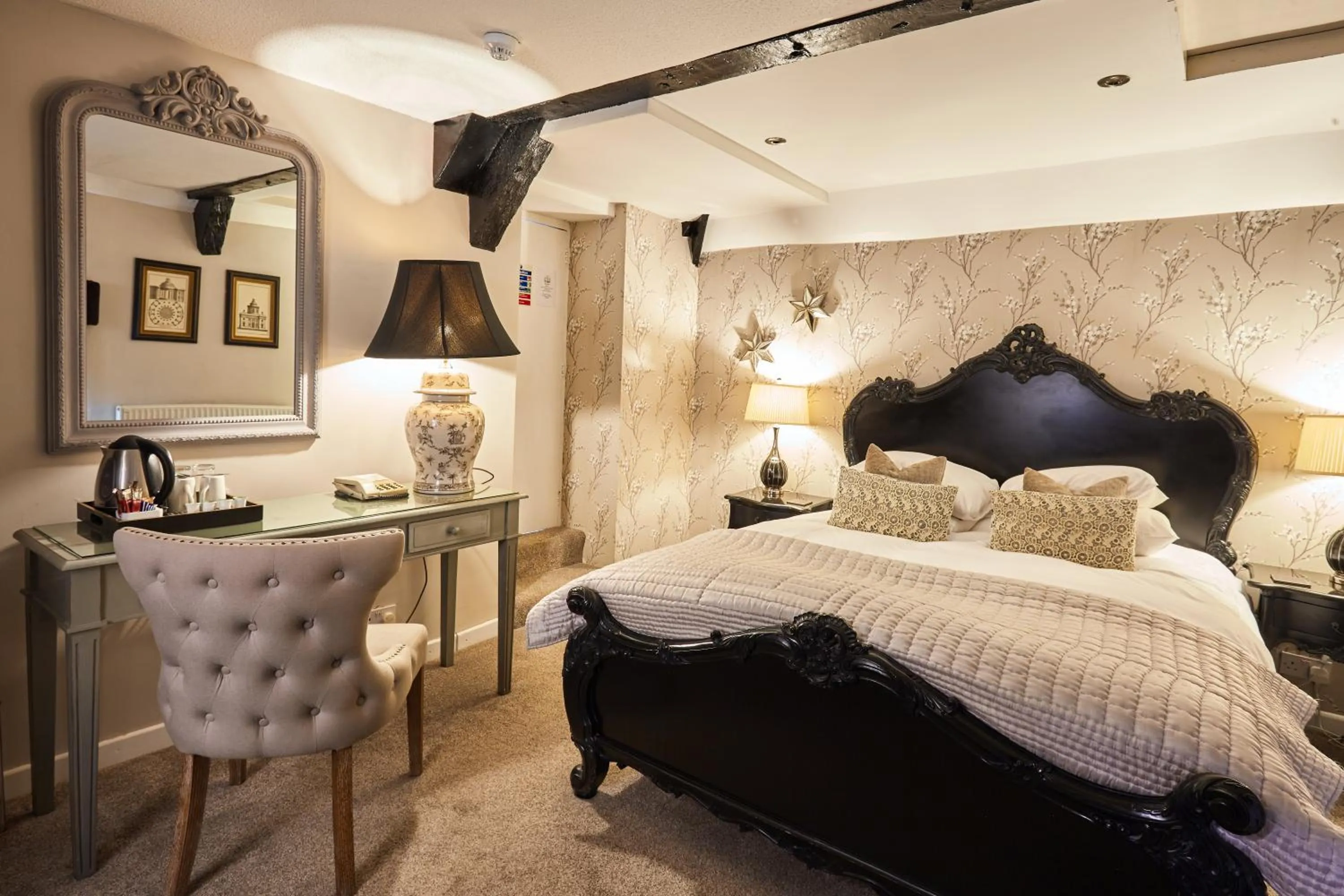 Photo of the whole room, Bed in The Ormond At Tetbury