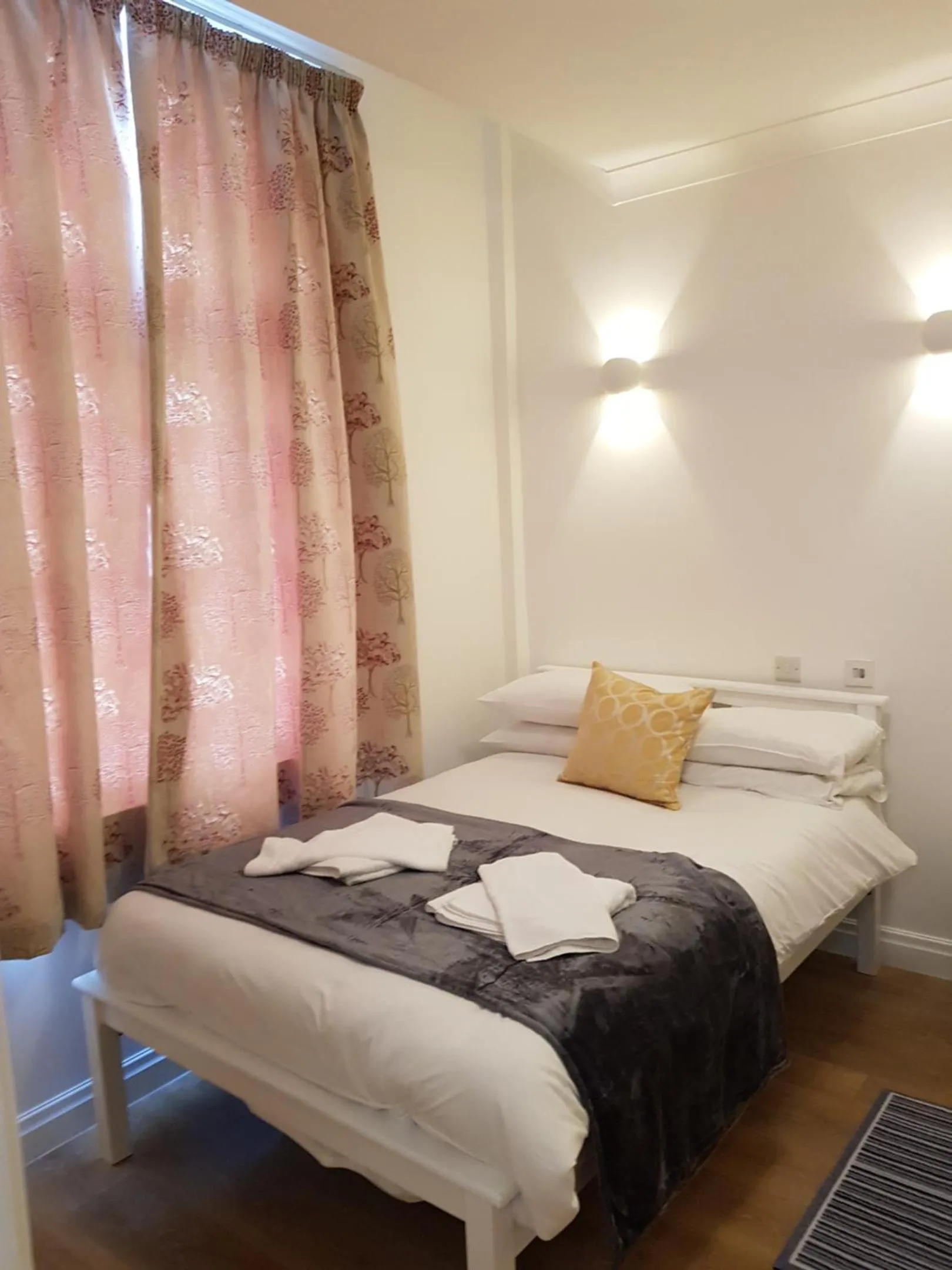 Photo of the whole room, Bed in City London Hotel