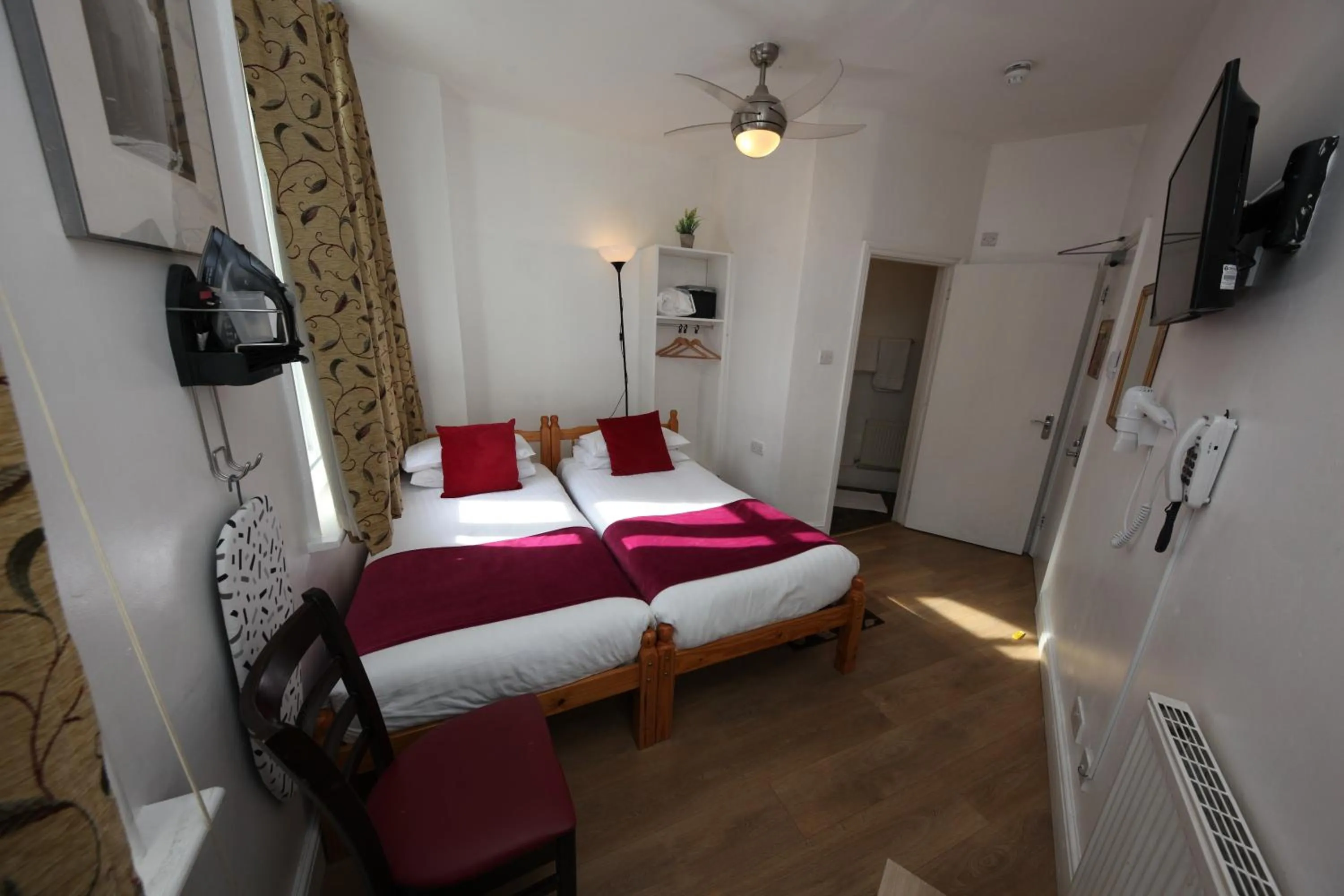 Photo of the whole room, Bed in City London Hotel