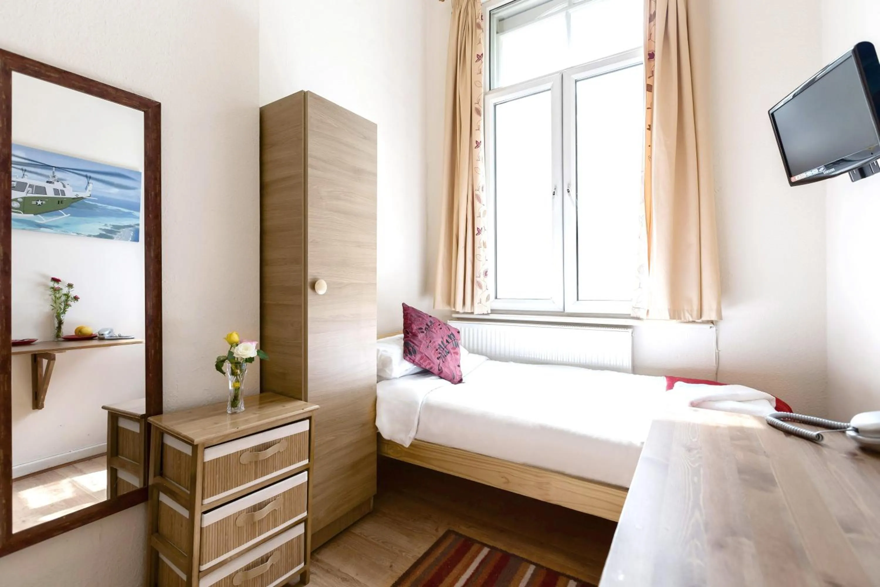 Bedroom, Bed in City London Hotel