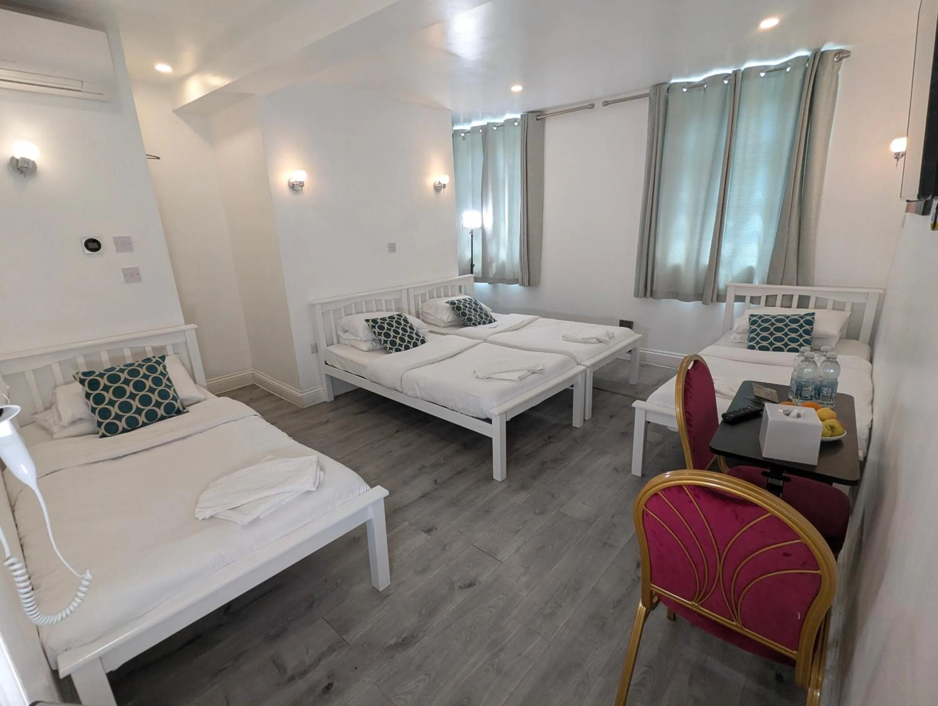 air conditioner, Bed in City London Hotel