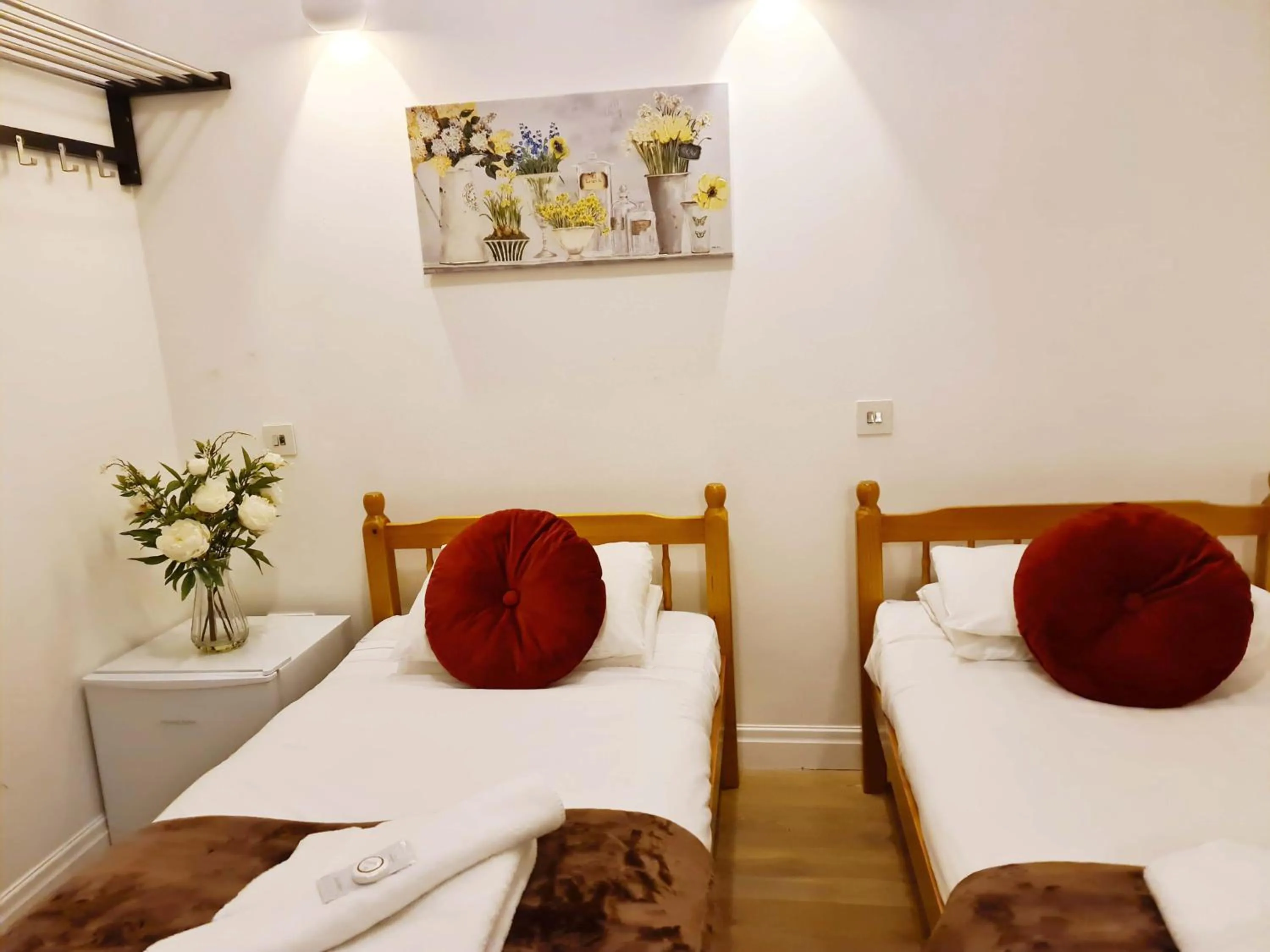 Photo of the whole room, Bed in City London Hotel