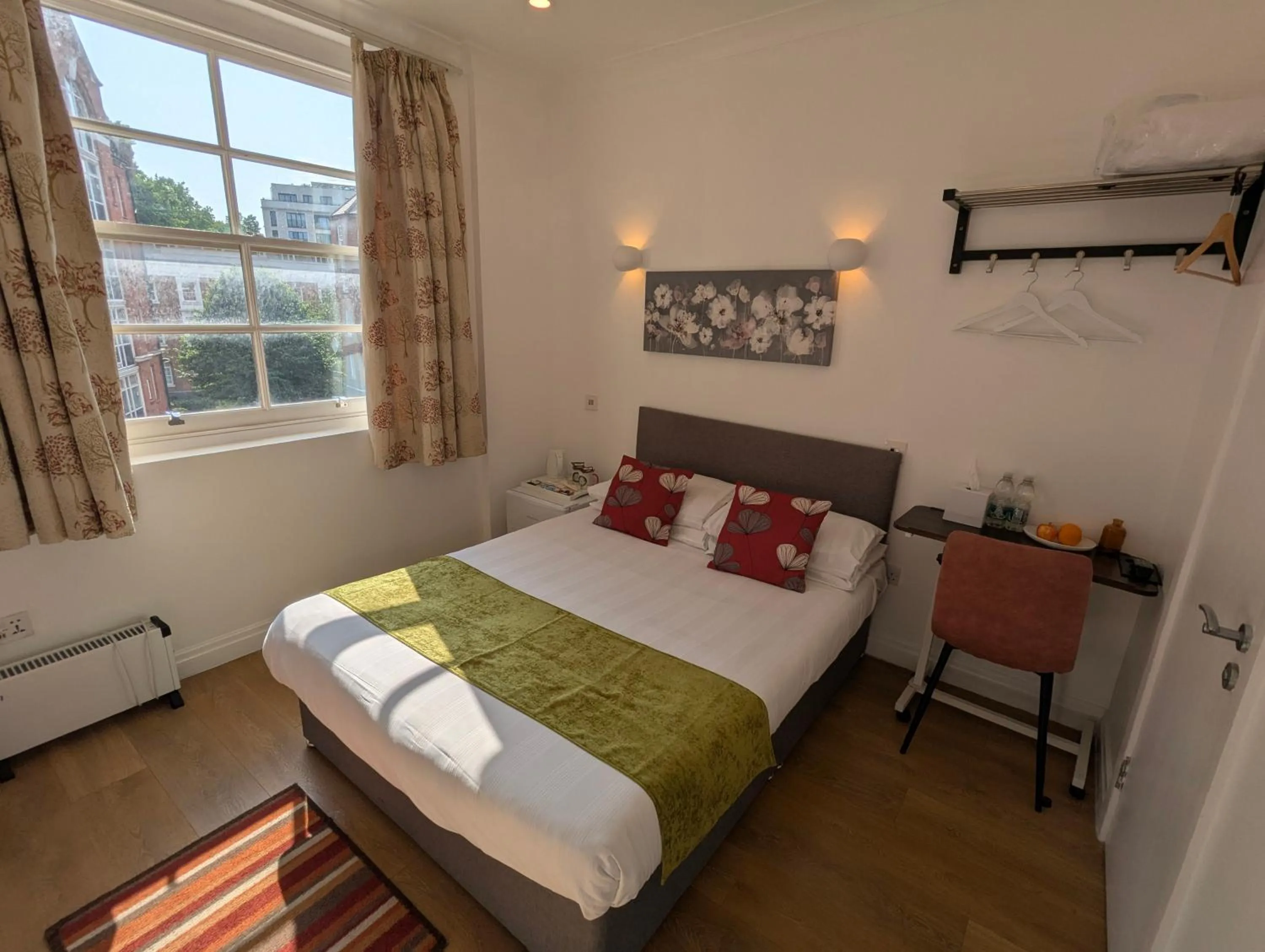 air conditioner, Bed in City London Hotel